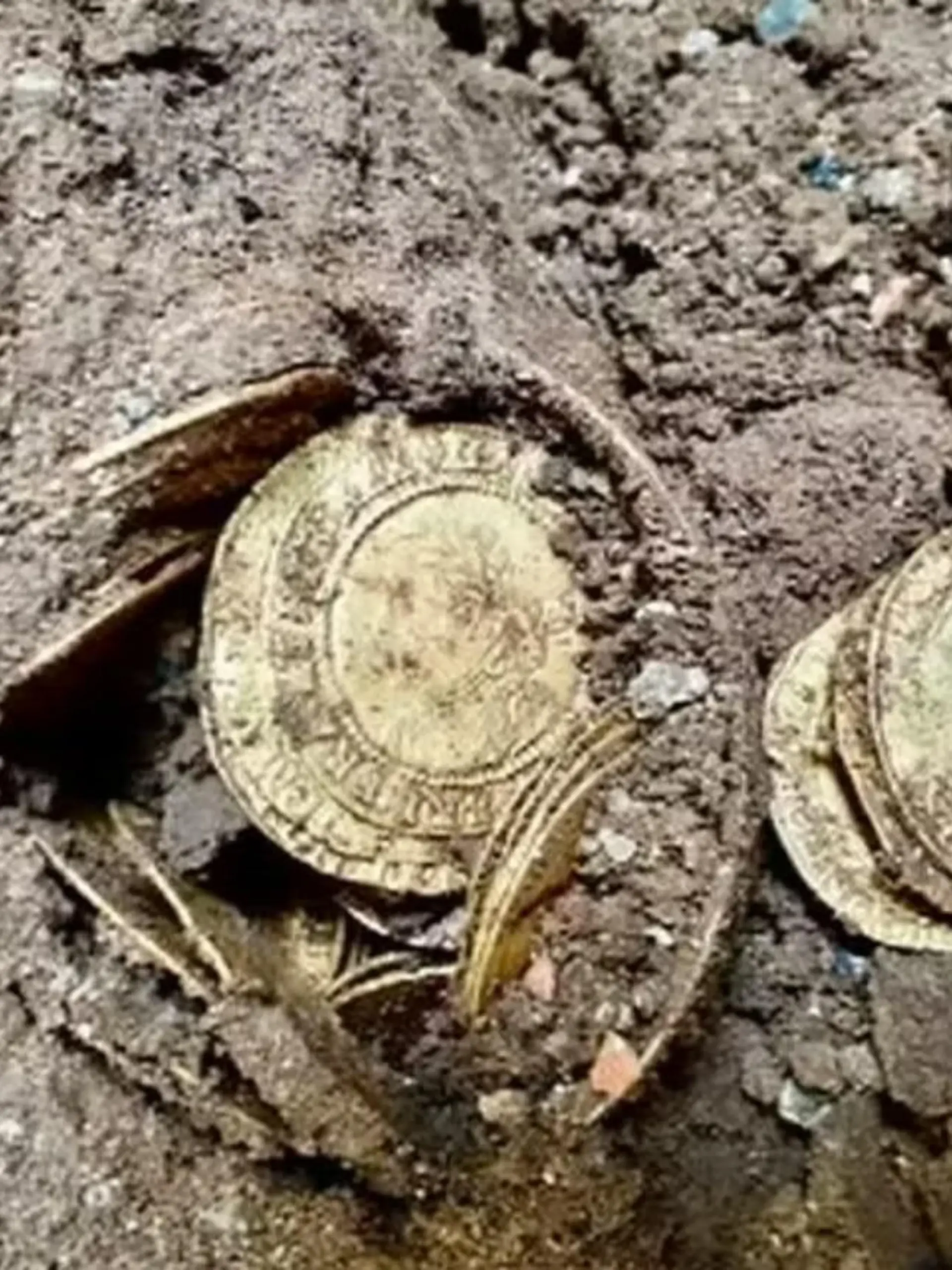 Ellerby (UK): Ehepaar findet Goldmünzen unter Küchendielen