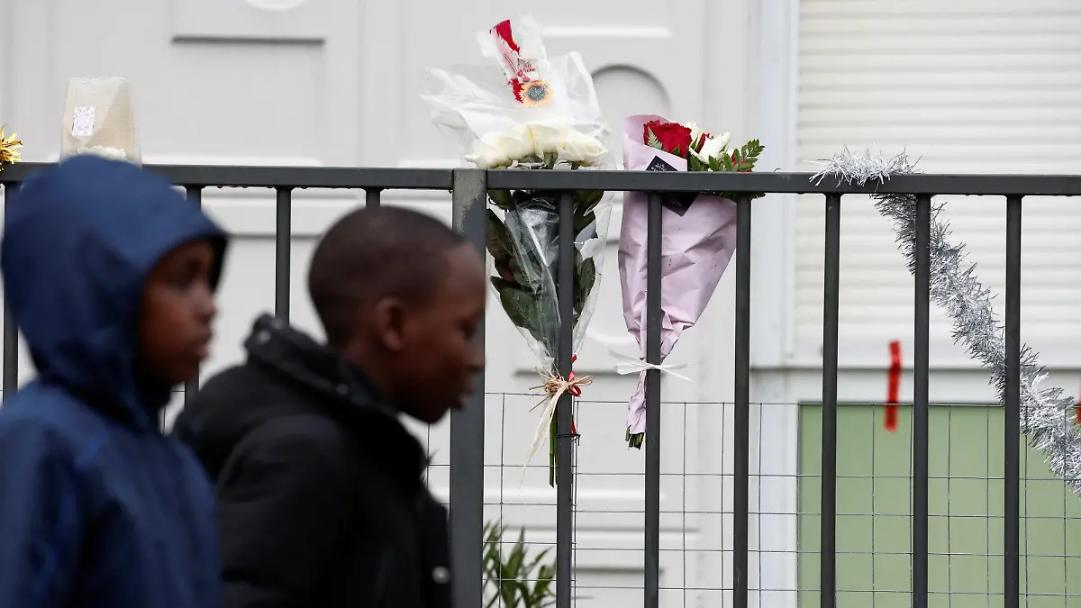 Bunches of flowers are placed on the fence, in front of the ground floor flat where the bodies of a woman and her four children where discovered, in Meaux, northeast of Paris, France, December 26, 2023. REUTERS/Benoit Tessier