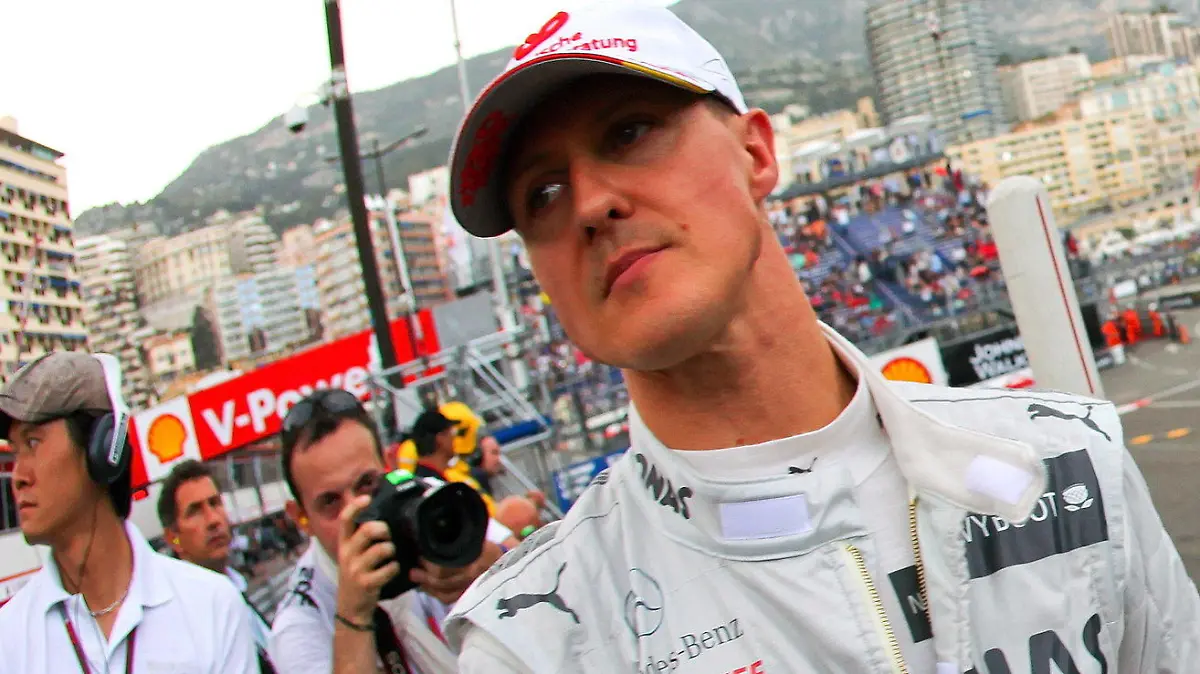 ARCHIV - 24.05.2012, Monaco, Monte Carlo: Der damalige Formel-1-Fahrer Michael Schumacher von Mercedes AMG in der Boxengasse während des zweiten Trainings auf der Rennstrecke von Monte Carlo in Monaco. Sein Skiunfall jährt sich in diesem Monat zum zehnten Mal. (zu dpa: «Michael Schumacher: Ein Jahrzehnt der Erinnerung») Foto: Srdjan Suki/epa/dpa +++ dpa-Bildfunk +++