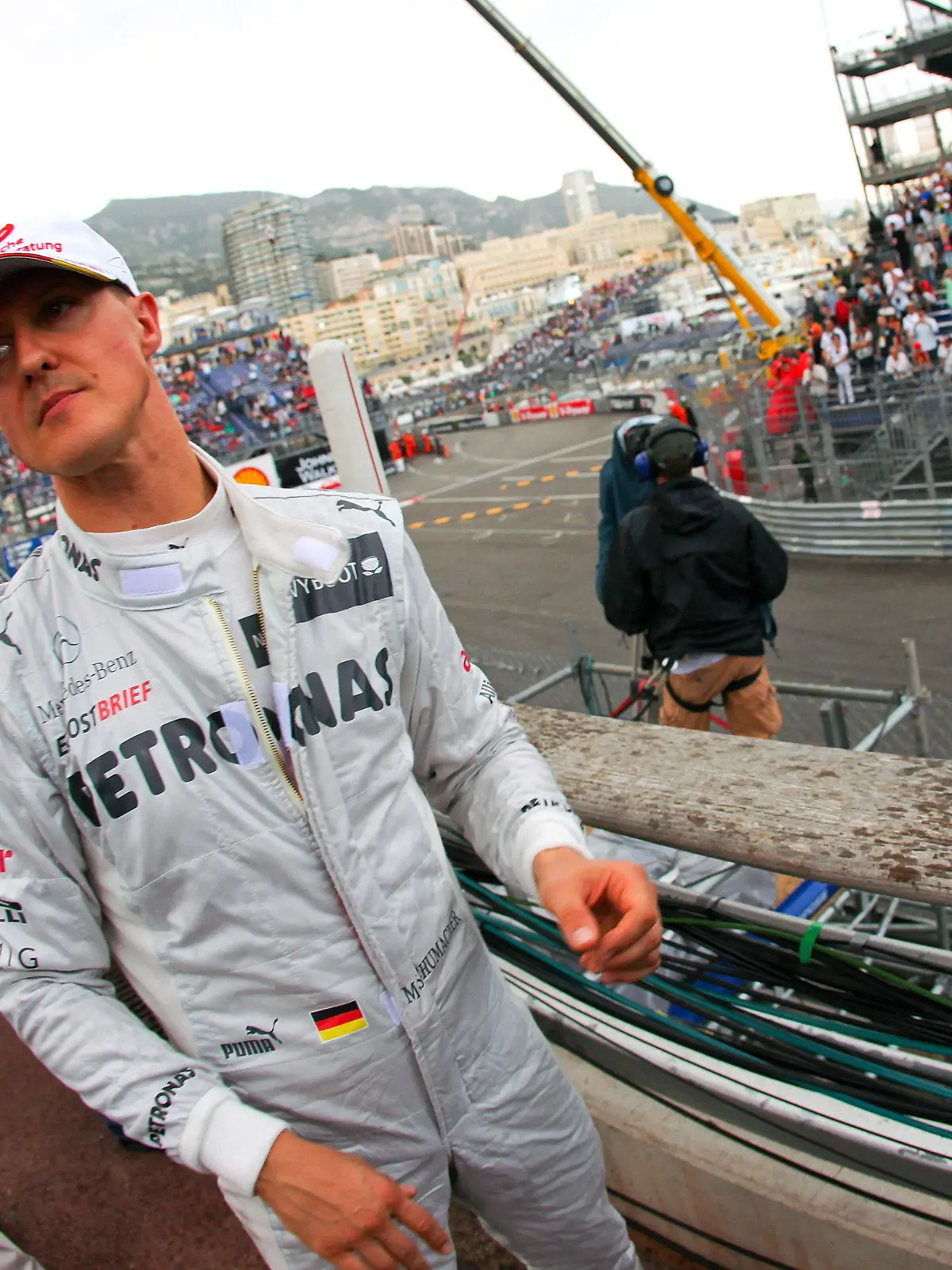 ARCHIV - 24.05.2012, Monaco, Monte Carlo: Der damalige Formel-1-Fahrer Michael Schumacher von Mercedes AMG in der Boxengasse während des zweiten Trainings auf der Rennstrecke von Monte Carlo in Monaco. Sein Skiunfall jährt sich in diesem Monat zum zehnten Mal. (zu dpa: «Michael Schumacher: Ein Jahrzehnt der Erinnerung») Foto: Srdjan Suki/epa/dpa +++ dpa-Bildfunk +++