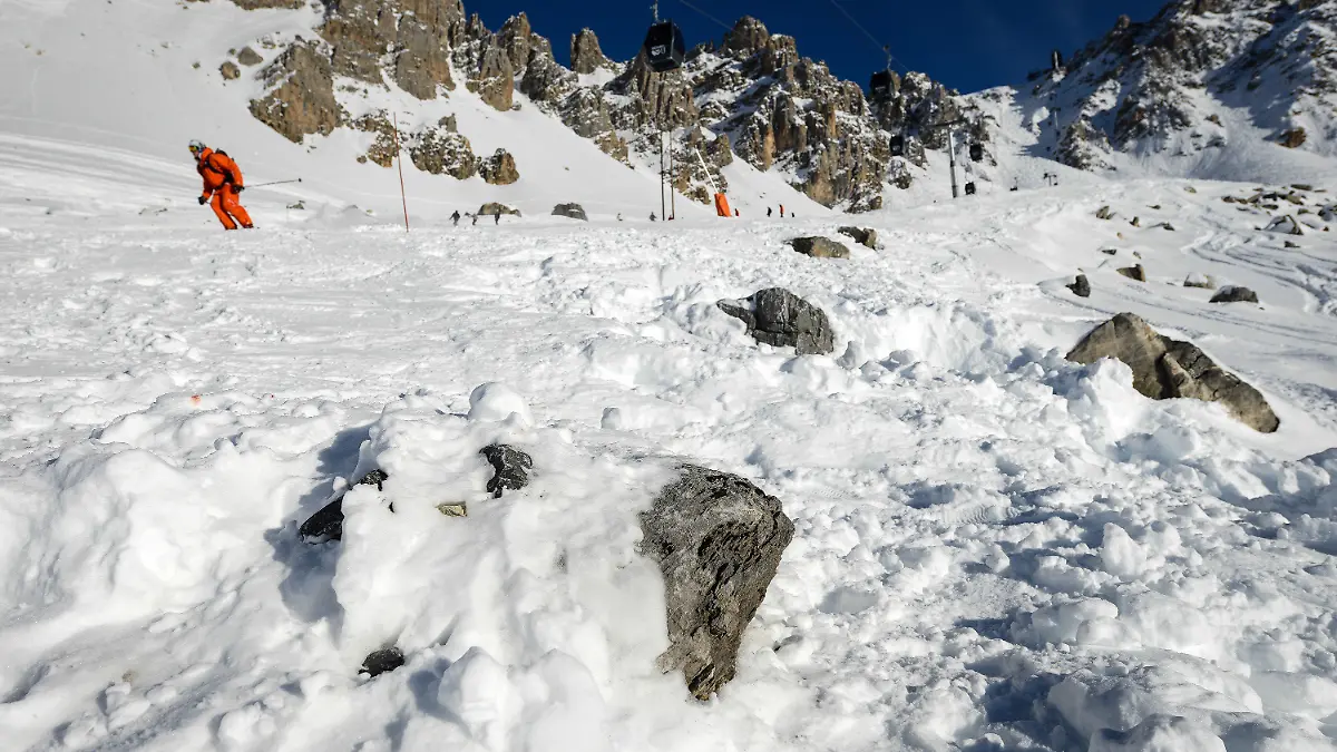 A rock with several drops of blood arround indicates a spot of an accident between the slopes 'Biche' and 'Chamois' at Saulire mountain near Meribel, French Alps, France, 31 December 2013. Somewhere here retired Formula One driver Michael Schumacher of Germany had a ski accident. Schumacher is still in a critical condition, after he underwent emergency surgery after being admitted in a coma with a cranial trauma following a ski accident in Meribel, according to the hospital in Grenoble. Photo: David Ebener/dpa +++(c) dpa - Bildfunk+++