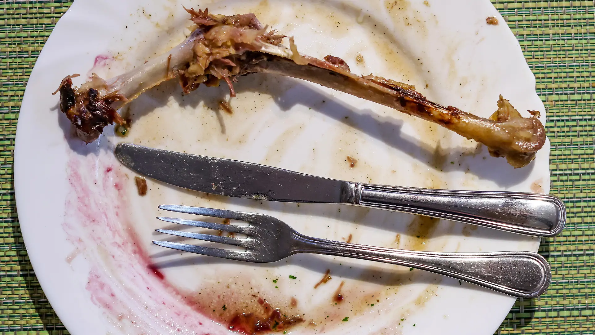 Ein leerer Teller mit den Knochen einer Gänsekeule und Flecken von Rotkraut und Klößen steht auf einem Tisch im Restaurant der Gänsezucht Eskildsen. Große Schäden durch die Vogelgrippe im vorigen Jahr und gestiegene Preise für das Futter treiben europaweit die Preise in die Höhe. Dadurch wird auch der Weihnachtsbraten in diesem Jahr gut zwei Euro pro Kilo teurer. Bei Eskildsen schlüpfen rund 600.000 Gänseküken pro Jahr. Diese werden national und international vermarktet. Knapp 20.000 Gänse leben im Durchschnitt auf der gesamten Anlage.