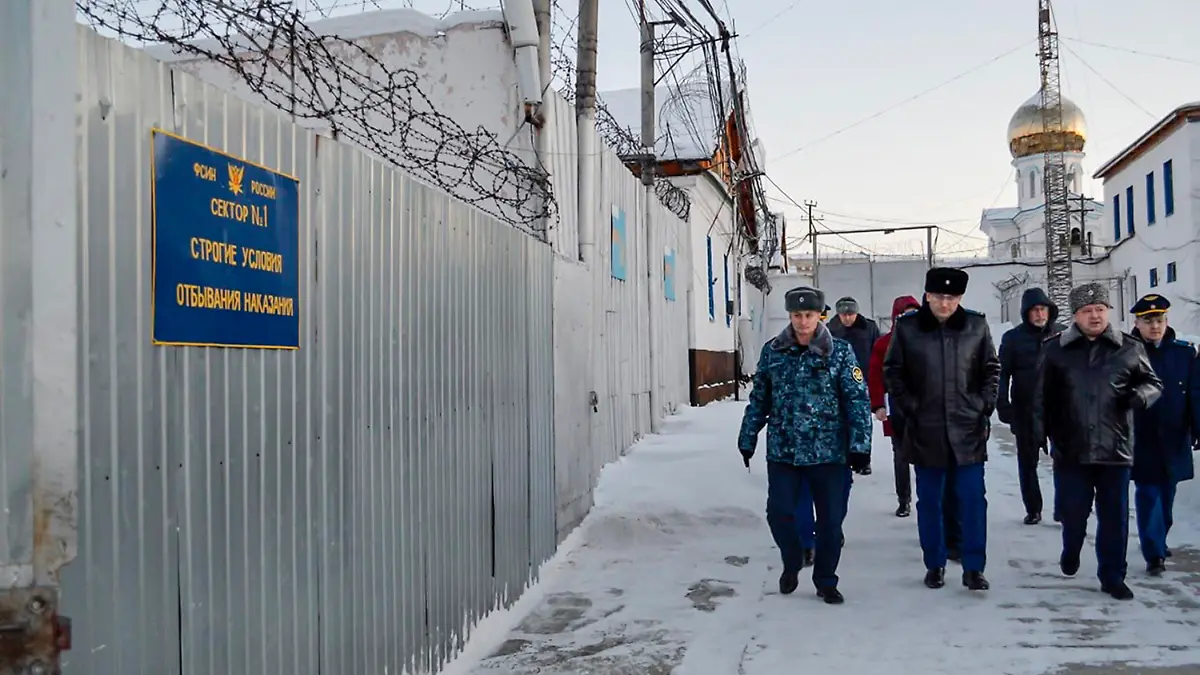 HANDOUT - 15.12.2023, Russland, Charp: Auf diesem vom Ombudsmann für Menschenrechte des Autonomen Kreises der Jamal-Nenzen zur Verfügung gestellten Foto geht eine Gruppe von Beamten durch eine Gefängniskolonie. Das Team von Kremlgegner Alexej Nawalny hat am 25.12.2023 darüber informiert, dass der Gegner von Kremlchef Putin nach langer Suche von einem Anwalt in dem Lager IK-3 in Charp am Polarkreis gefunden worden sei. Foto: -/Ombudsmann für Menschenrechte des Autonomen Bezirks der Jamal-Nenzen/AP/dpa - ACHTUNG: Nur zur redaktionellen Verwendung im Zusammenhang mit der aktuellen Berichterstattung und nur mit vollständiger Nennung des vorstehenden Credits +++ dpa-Bildfunk +++