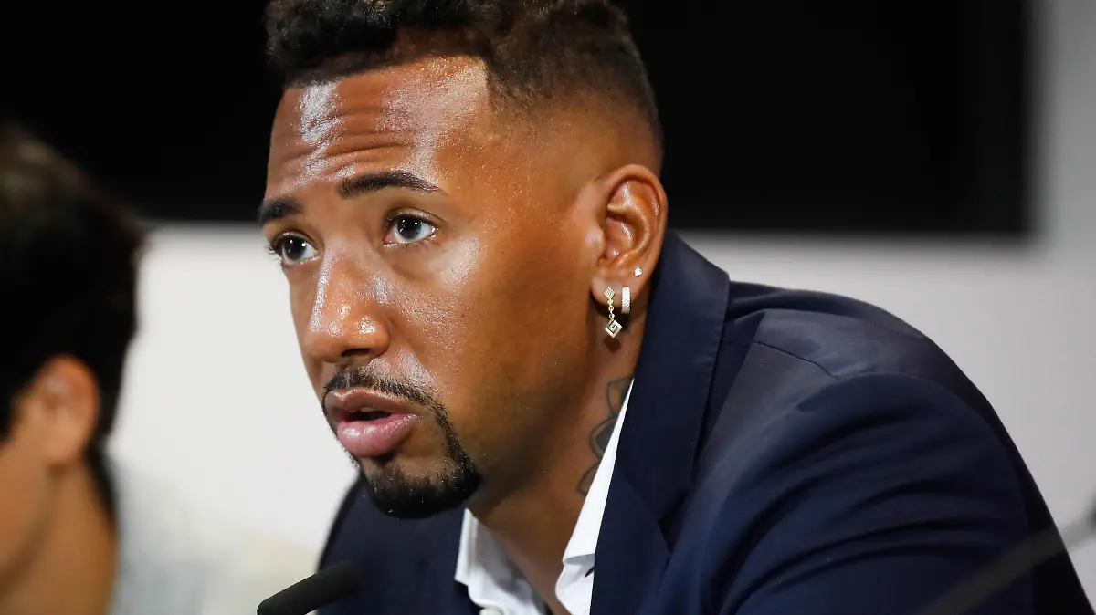 firo : 01.09.2021, Fußball,Fussball, LIGUE 1, Saison 2021/2022, 21/22 franz?sische Liga, PK , Pressekonferenz Olympique Lyon , Vorstellung , Spielervorstellung , von , Jerome BOATENG , halbe Figur Es gelten unsere AGB, einsehbar auf www.firosportphoto.de,