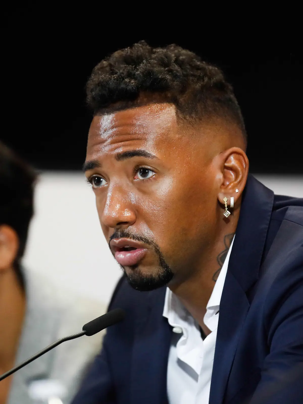 firo : 01.09.2021, Fußball,Fussball, LIGUE 1, Saison 2021/2022, 21/22 franz?sische Liga, PK , Pressekonferenz Olympique Lyon , Vorstellung , Spielervorstellung , von , Jerome BOATENG , halbe Figur Es gelten unsere AGB, einsehbar auf www.firosportphoto.de,