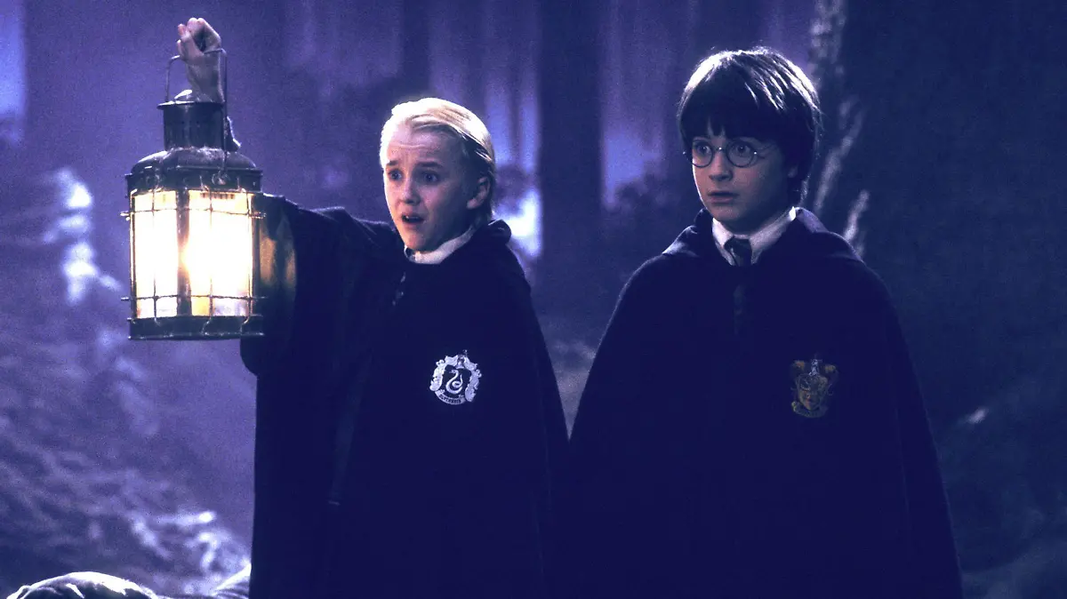 Draco Malfoy (Tom Felton, l.) und Harry Potter (Daniel Radcliffe) sollen nachts im verbotenen Wald ein Wesen finden, das seit einigen Tagen Einhörner angreift und tötet. (c) Foto: VOX/" 2001 Warner Bros. Entertainment Inc. Harry Potter characters, names and related indicia are trademarks and " of Warner Bros. Entertainment Inc. All Rights Reserved. Harry Potter Publishing Rights " J.K.R.