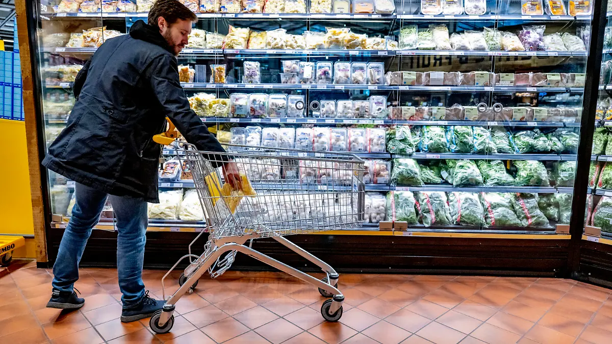 THE HAGUE - A man a customer is shopping in a supermarket. Daily life has become 17.1% more expensive on average in September. This is reported by Statistics Netherlands (CBS) in an initial estimate, based on the harmonized European measurement method. Never before has inflation soared. Robin Utrecht
THE HAGUE - A man a customer is shopping in a supermarket. Daily life has become 17.1% more expensive on average in September. This is reported by Statistics Netherlands (CBS) in an initial estimate, based on the harmonized European measurement method. Never before has inflation soared. Robin Utrecht
