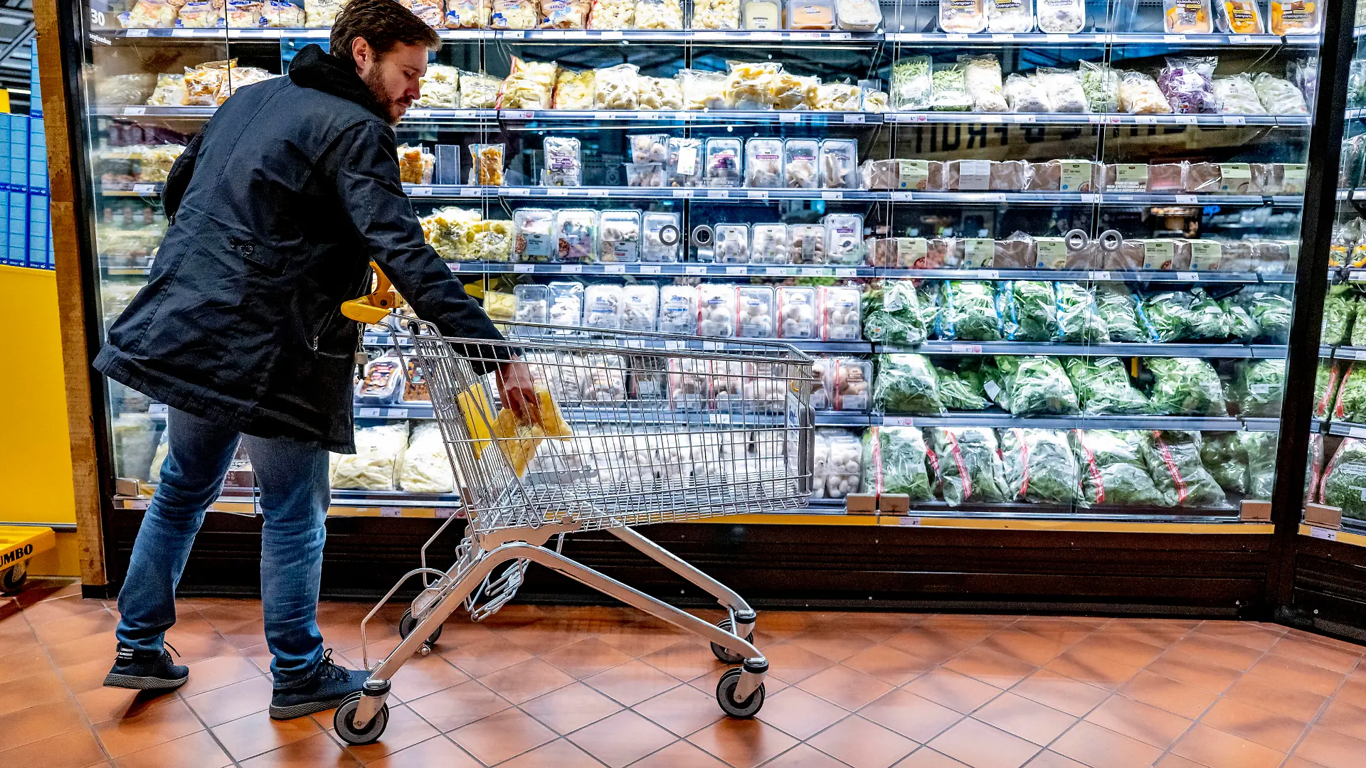 THE HAGUE - A man a customer is shopping in a supermarket. Daily life has become 17.1% more expensive on average in September. This is reported by Statistics Netherlands (CBS) in an initial estimate, based on the harmonized European measurement method. Never before has inflation soared. Robin Utrecht
THE HAGUE - A man a customer is shopping in a supermarket. Daily life has become 17.1% more expensive on average in September. This is reported by Statistics Netherlands (CBS) in an initial estimate, based on the harmonized European measurement method. Never before has inflation soared. Robin Utrecht