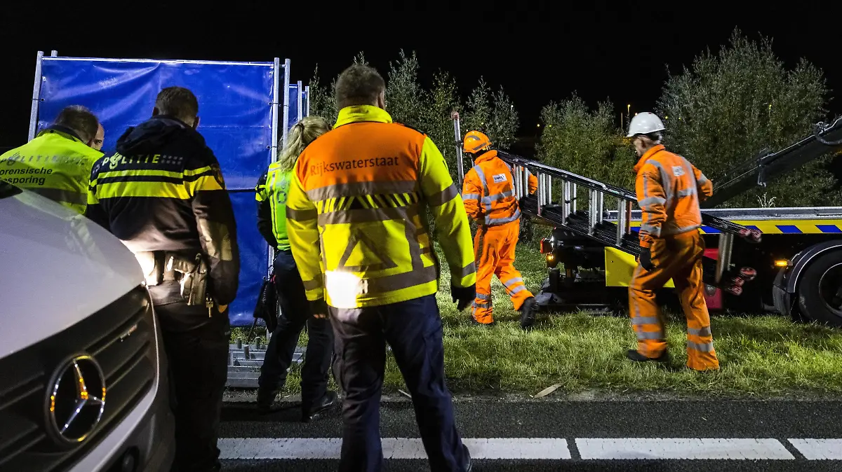 2022-10-20 02:07:22 DEN BOSCH - The police are investigating at the Empel junction A59/A2, where a dark-colored Kia Picanto with two bodies was found in the water. The police have no doubt that the two dead are the missing Hebe 10 and Sanne 26. ANP ROB ENGELAAR netherlands out - belgium out *** 2022 10 20 02 07 22 DEN BOSCH The police are investigating at the Empel junction A59 A2 , where a dark colored Kia Picanto with two bodies was found in the water The police have no doubt that the two dead are the missing Hebe 10 and Sanne 26 ANP ROB ENGELAAR netherlands out belgium out PUBLICATIONxINxGERxSUIxAUTxONLY Copyright: xx x456461070x originalFilename: 456461070.jpg