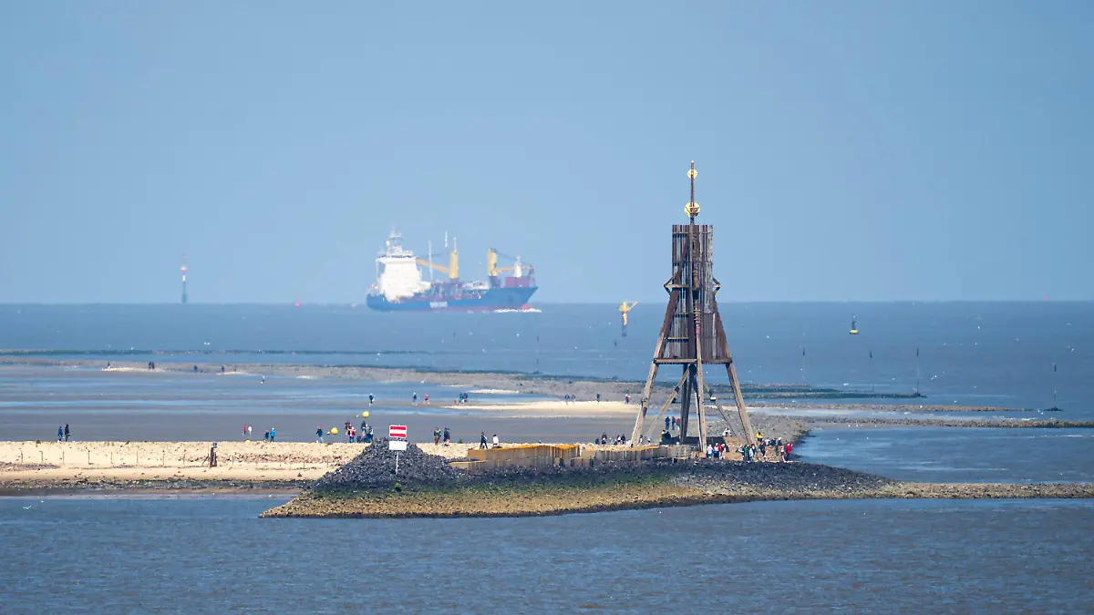 ARCHIV - 08.06.2023, Niedersachsen, Cuxhaven: Das Cuxhavener Seezeichen Kugelbake. In der Nähe wurden jetzt die Baggerarbeiten zur Elbvertiefung gestoppt. (zu dpa: Elbvertiefung erneut gestoppt - Leonhard: «Keine gute Nachricht») Foto: Sina Schuldt/dpa +++ dpa-Bildfunk +++