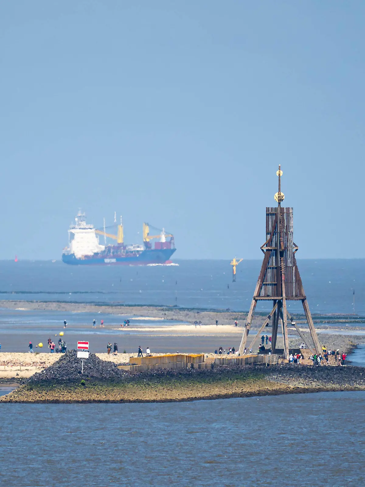 ARCHIV - 08.06.2023, Niedersachsen, Cuxhaven: Das Cuxhavener Seezeichen Kugelbake. In der Nähe wurden jetzt die Baggerarbeiten zur Elbvertiefung gestoppt. (zu dpa: Elbvertiefung erneut gestoppt - Leonhard: «Keine gute Nachricht») Foto: Sina Schuldt/dpa +++ dpa-Bildfunk +++
