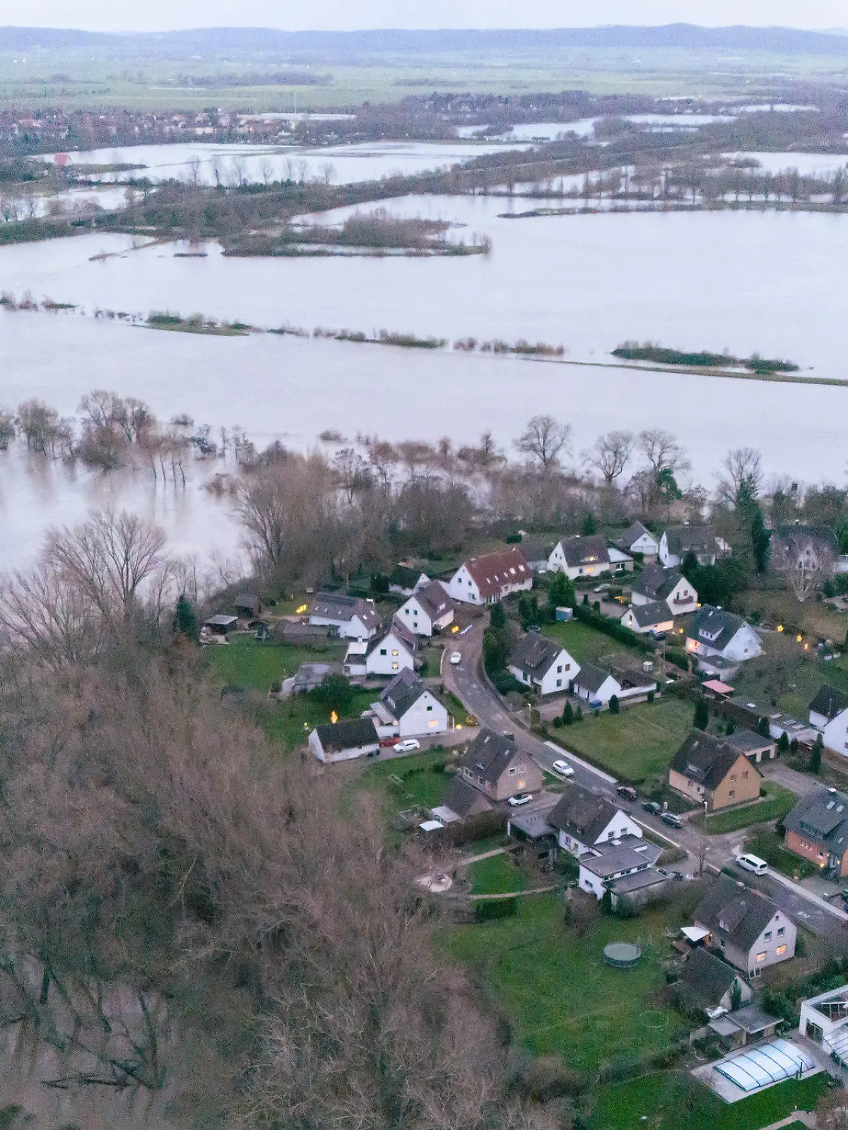 26.12.2023, Niedersachsen, Sarstedt: Hochwasser umfließt die Ortschaft Ruthe im Landkreis Hildesheim. Der Fluss Innerste mündet hier in den Fluss Leine und sorgt hier für eine besonders angespannte Hochwassersituation. (Wiederholung mit verändertem Bildausschnitt) Foto: Julian Stratenschulte/dpa +++ dpa-Bildfunk +++