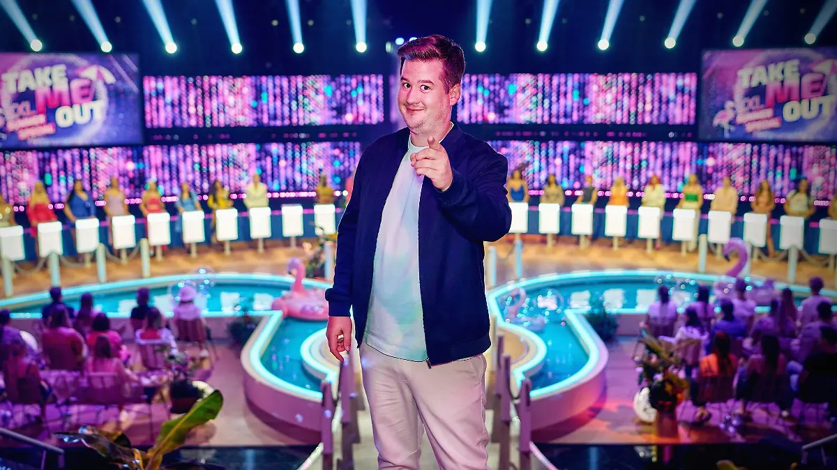 Coronabedingt kann Jan Köppen nicht die Take Me Out XXL-Summer-Specials moderieren. Als Ersatz für Jan springt Chris Tall ein.

+++ Die Verwendung des sendungsbezogenen Materials ist nur mit dem Hinweis und Verlinkung auf RTL+ gestattet. +++
