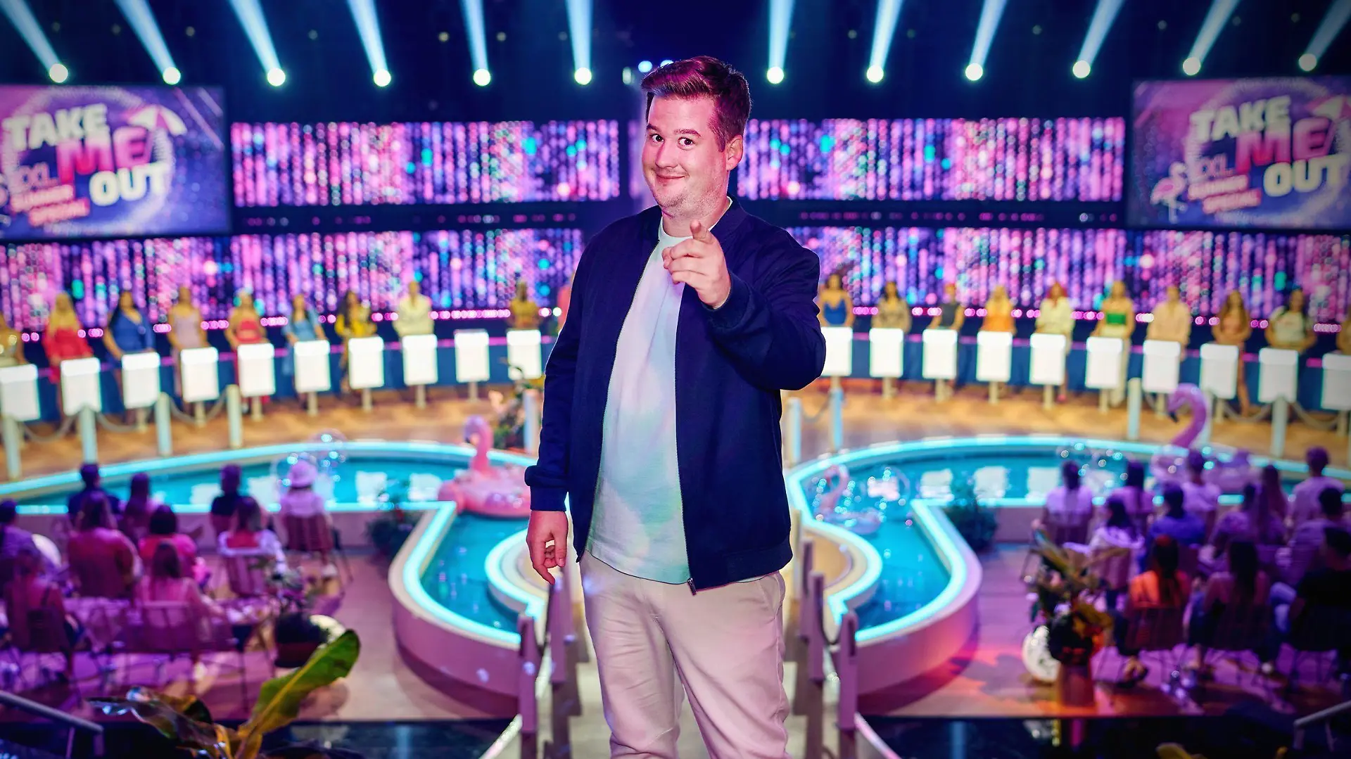 Coronabedingt kann Jan Köppen nicht die Take Me Out XXL-Summer-Specials moderieren. Als Ersatz für Jan springt Chris Tall ein.
+++ Die Verwendung des sendungsbezogenen Materials ist nur mit dem Hinweis und Verlinkung auf RTL+ gestattet. +++