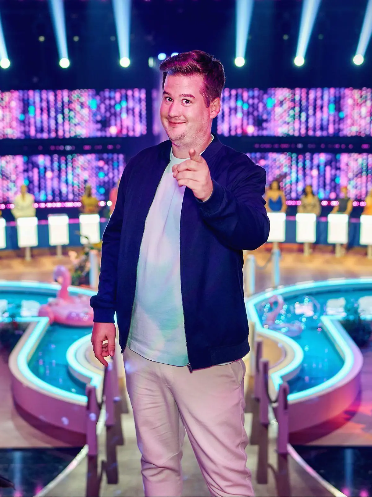 Coronabedingt kann Jan Köppen nicht die Take Me Out XXL-Summer-Specials moderieren. Als Ersatz für Jan springt Chris Tall ein.

+++ Die Verwendung des sendungsbezogenen Materials ist nur mit dem Hinweis und Verlinkung auf RTL+ gestattet. +++