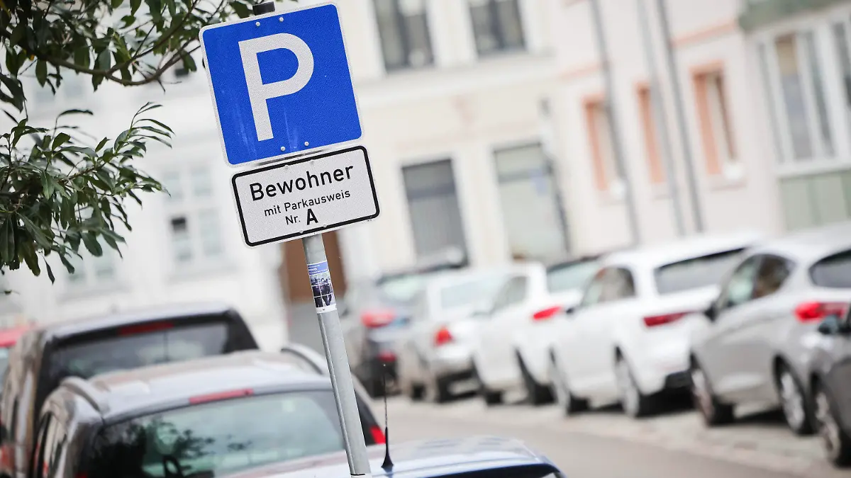 PRODUKTION - 16.11.2023, Mecklenburg-Vorpommern, Schwerin: Ein Parkschild steht an einer Straße mit Parkplätzen für Bewohner mit Parkausweis. Foto: Christian Charisius/dpa +++ dpa-Bildfunk +++
