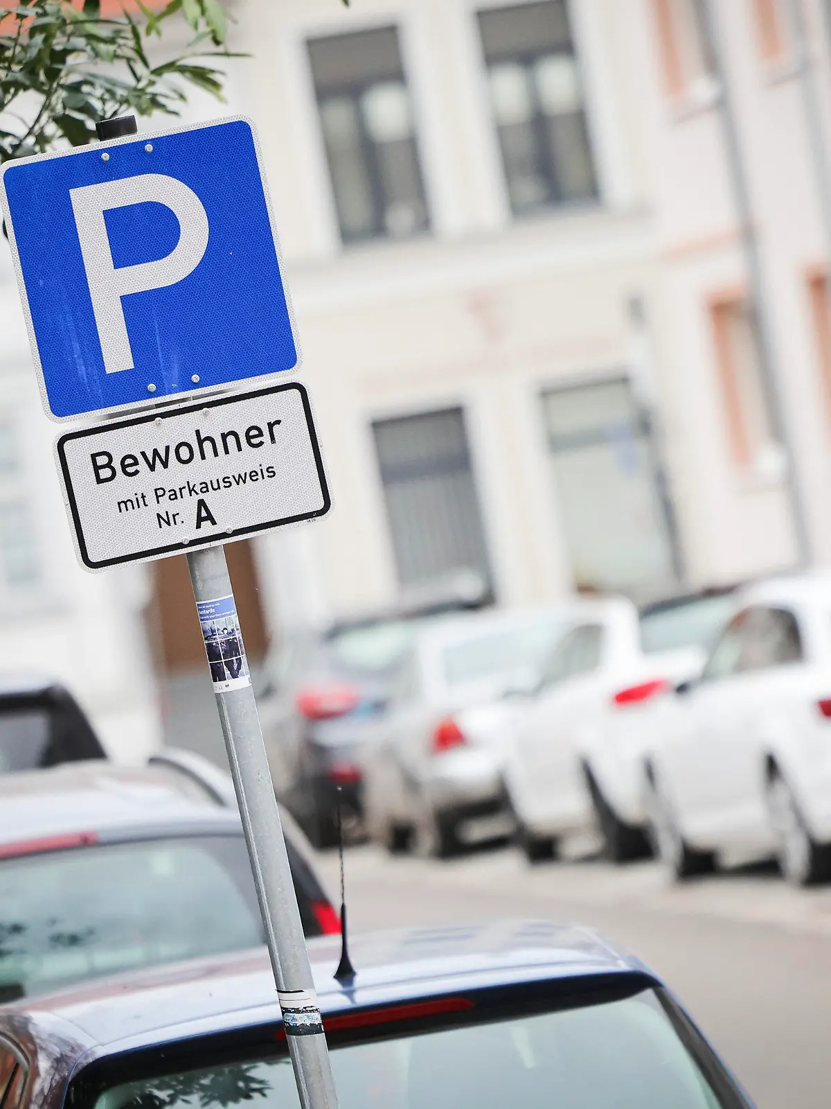 PRODUKTION - 16.11.2023, Mecklenburg-Vorpommern, Schwerin: Ein Parkschild steht an einer Straße mit Parkplätzen für Bewohner mit Parkausweis. Foto: Christian Charisius/dpa +++ dpa-Bildfunk +++
