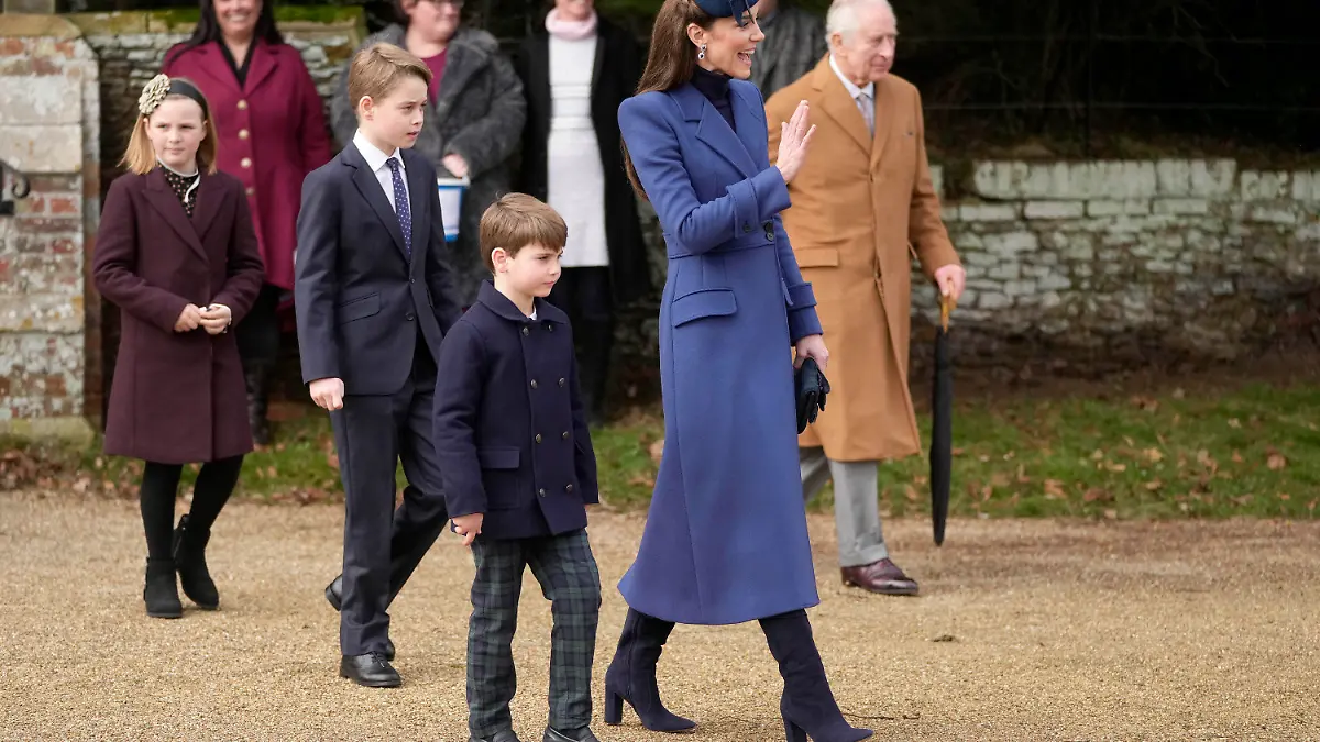 25.12.2023, Großbritannien, Sandringham: Großbritanniens König Charles III. (r-l), Kate, Prinzessin von Wales, Prinz Louis, Prinz George und Prinzessin Charlotte verlassen die Kirche St. Mary Magdalene nach dem Gottesdienst. Die britischen Royals haben zu Weihnachten traditionell gemeinsam den Gottesdienst besucht. Foto: Kin Cheung/AP/dpa +++ dpa-Bildfunk +++