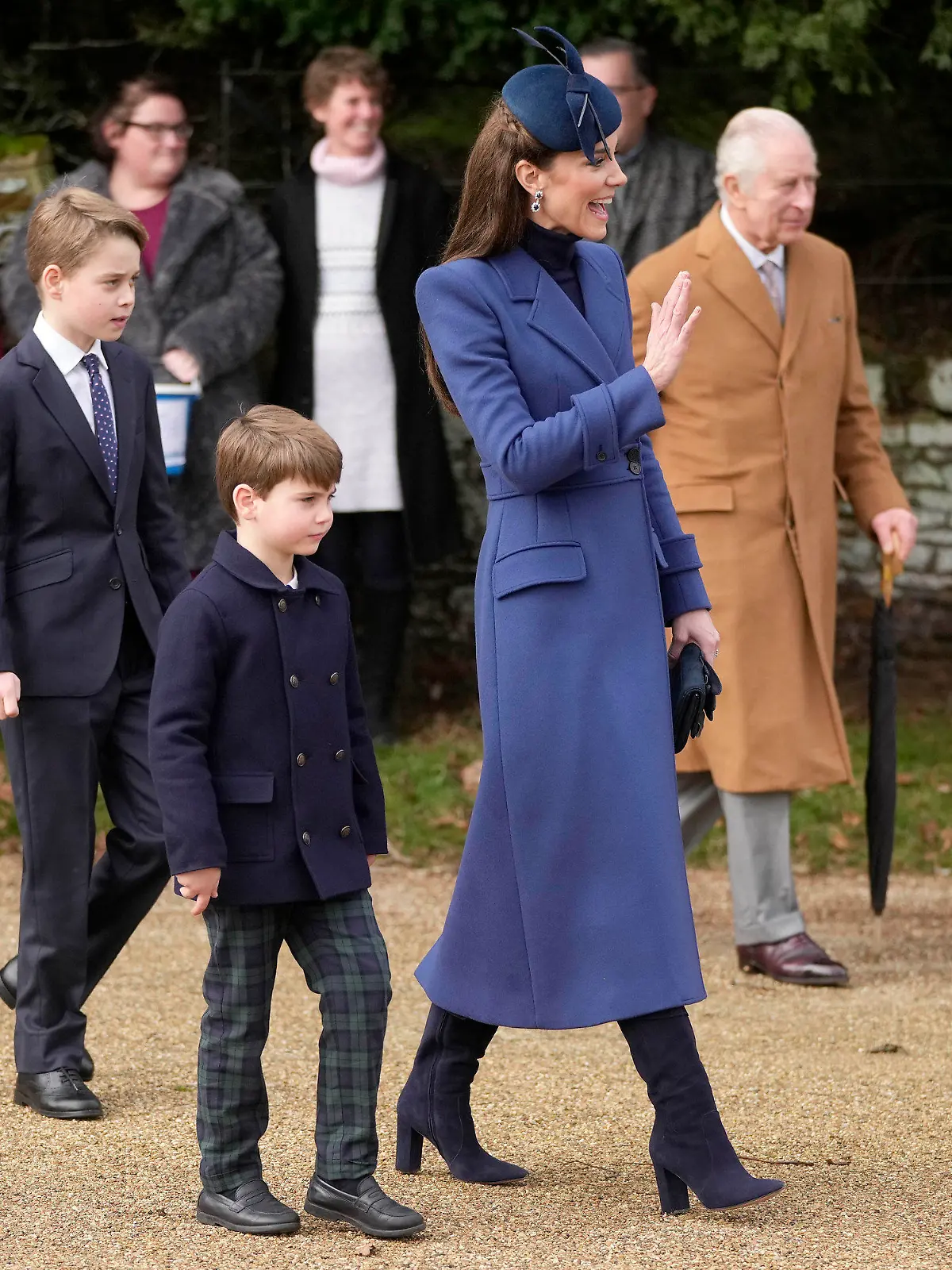 25.12.2023, Großbritannien, Sandringham: Großbritanniens König Charles III. (r-l), Kate, Prinzessin von Wales, Prinz Louis, Prinz George und Prinzessin Charlotte verlassen die Kirche St. Mary Magdalene nach dem Gottesdienst. Die britischen Royals haben zu Weihnachten traditionell gemeinsam den Gottesdienst besucht. Foto: Kin Cheung/AP/dpa +++ dpa-Bildfunk +++