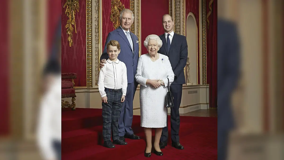Prinz George, König Charles, die Queen und Prinz William auf einem Foto.