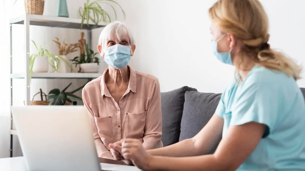 Weibliche Krankenschwester ältere Frau im Gespräch Laptop Pflegeheim *** Female Nurse older Woman at Interview Laptop Nursing home Copyright: imageBROKER/OleksandrxLatkun ibxole09582588.jpg ,model released, Symbolfoto ,property released Bitte beachten Sie die gesetzlichen Bestimmungen des deutschen Urheberrechtes hinsichtlich der Namensnennung des Fotografen im direkten Umfeld der Veröffentlichung
