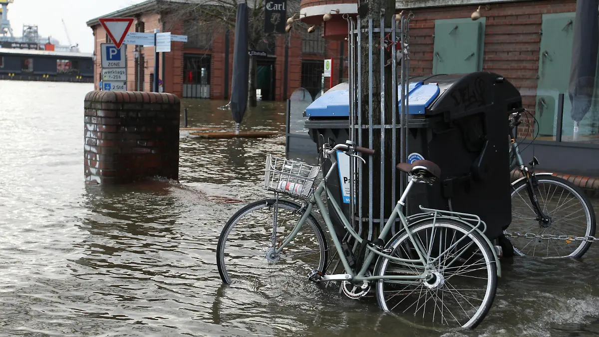 Überspülte Große Elbstraße während des Sturmtiefs Zoltan am Freitagmittag. Das Restaurant Eier Carl ist von Wassermassen umgeben. Altona Hamburg *** Flooded Große Elbstraße during the storm Zoltan on Friday afternoon The Eier Carl restaurant is surrounded by masses of water Altona Hamburg