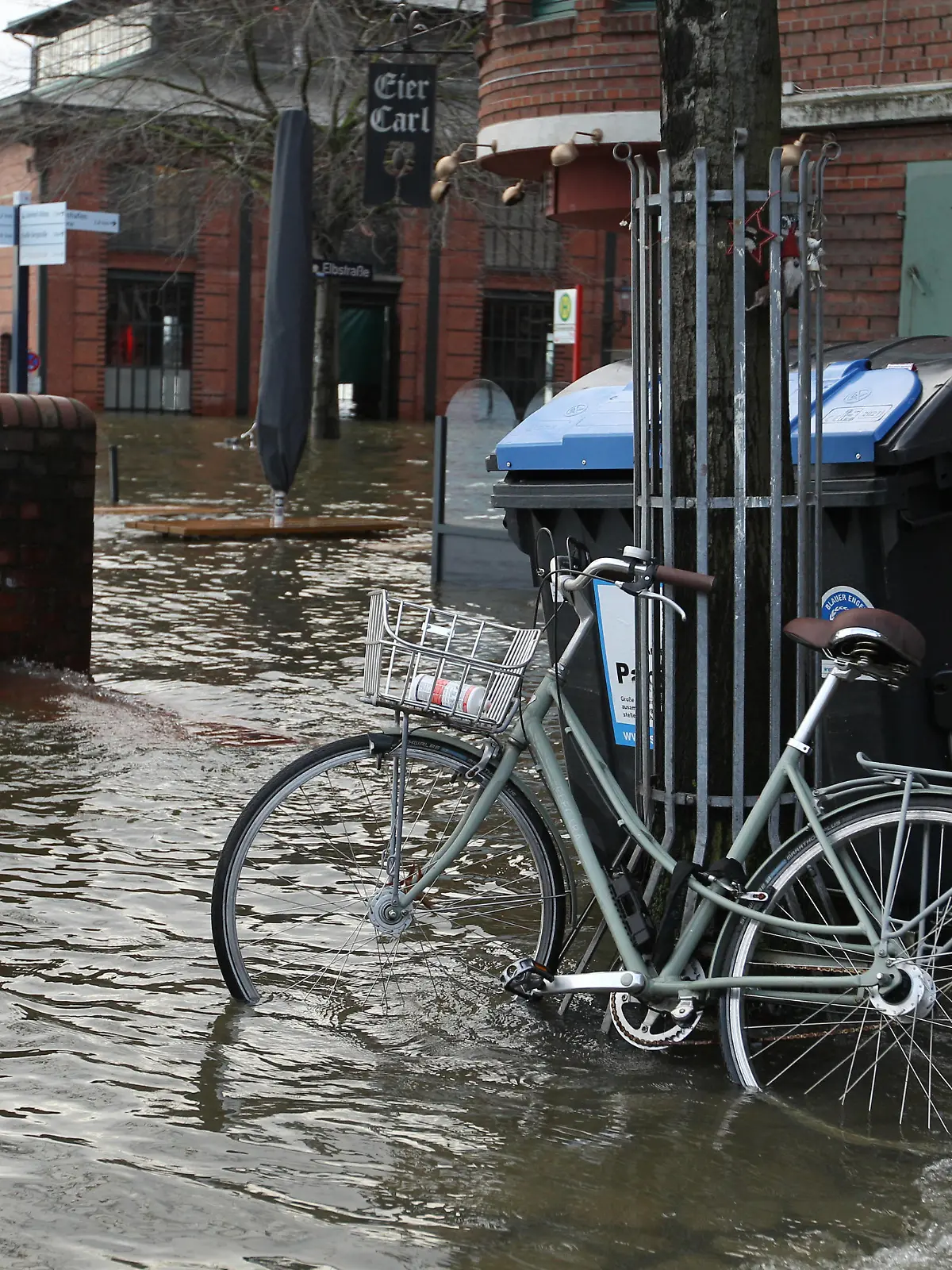 Überspülte Große Elbstraße während des Sturmtiefs Zoltan am Freitagmittag. Das Restaurant Eier Carl ist von Wassermassen umgeben. Altona Hamburg *** Flooded Große Elbstraße during the storm Zoltan on Friday afternoon The Eier Carl restaurant is surrounded by masses of water Altona Hamburg