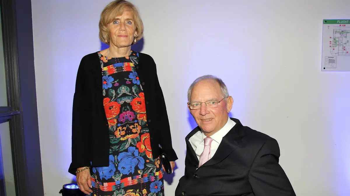 Wolfgang Schäuble mit Ehefrau Ingeborg Schäuble bei der Verleihung des Deutschen Medienpreis 2016 im Kongresshaus in Baden-Baden. *** Wolfgang Schäuble with his wife Ingeborg Schäuble at the award ceremony of the German Media Prize 2016 in the Congress House in Baden Baden Copyright: xEventpressxGolejewskix