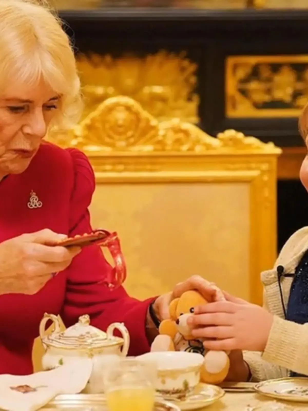 Bild zu: "Krankes Mädchen trifft Königin Camilla zur Tea Time"