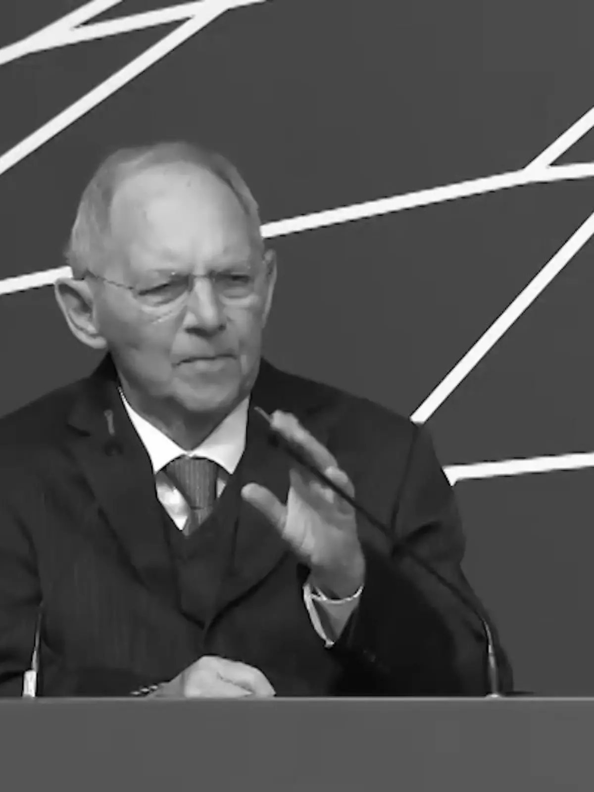 Wolfgang Schäuble ist tot. Der CDU-Politiker sei im Kreise seiner Familie zu Hause am Dienstagabend gegen 20 Uhr friedlich eingeschlafen, teilte die Familie am Mittwoch der Deutschen Presse-Agentur mit.