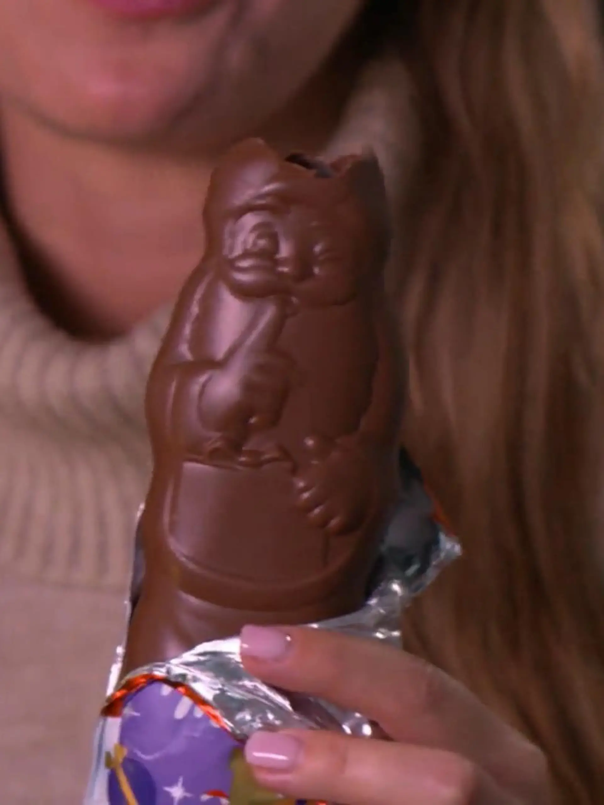 In der Adventszeit und an den Weihnachtstagen gibt es gefühlt rund um die Uhr etwas zu naschen oder zu essen. Bei vielen zeigt sich das jetzt auf der Waage und sie wollen die Weihnachtspfunde schnell wieder loswerden. Mit welcher Strategie das schnell und effektiv klappt, erklärt Ernährungsexperte Dr. Volker Manz im Video.