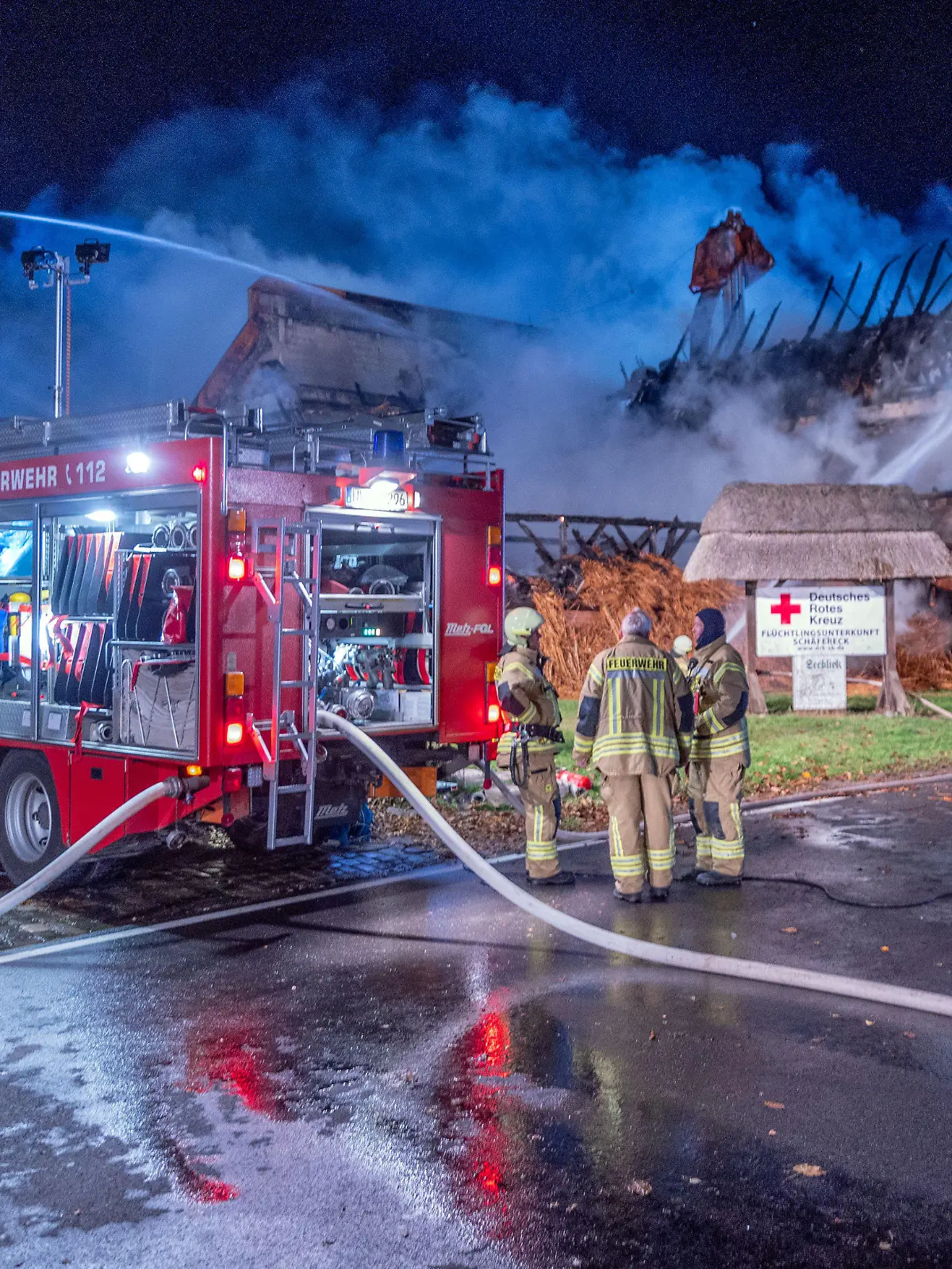 20.10.2022, Mecklenburg-Vorpommern, Groß Strömkendorf: Feuerwehrleute löschen den Brand in einem Hotel in dem Geflüchtete aus der Ukraine untergebracht waren. Durch einen Brand ist eine Unterkunft für Geflüchtete aus der Ukraine in der Gemeinde Groß Strömkendorf in Mecklenburg-Vorpommern in der Nacht zu Donnerstag fast vollständig zerstört worden. Verletzt wurde bei dem Feuer niemand. Die Polizei geht eigenen Angaben zufolge von Brandstiftung aus. Noch am Tage des Brandes hatte die Polizei die Unterkunft - ein Hotel - wegen einer Hakenkreuz-Schmiererei auf dem Eingangsschild aufgesucht, wie Landrat Tino mitteilte. Foto: Jens Büttner/dpa +++ dpa-Bildfunk +++