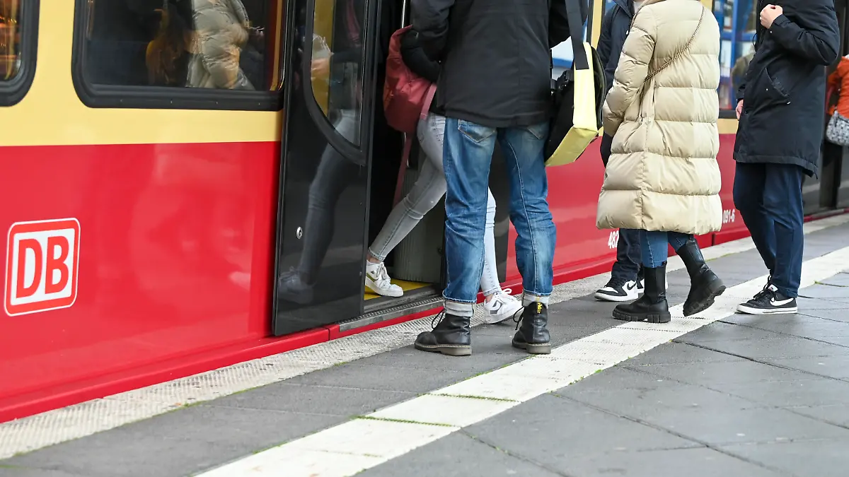 Fahrgäste steigen auf dem Bahnhof Treptow beim Ein- und Aussteigen.