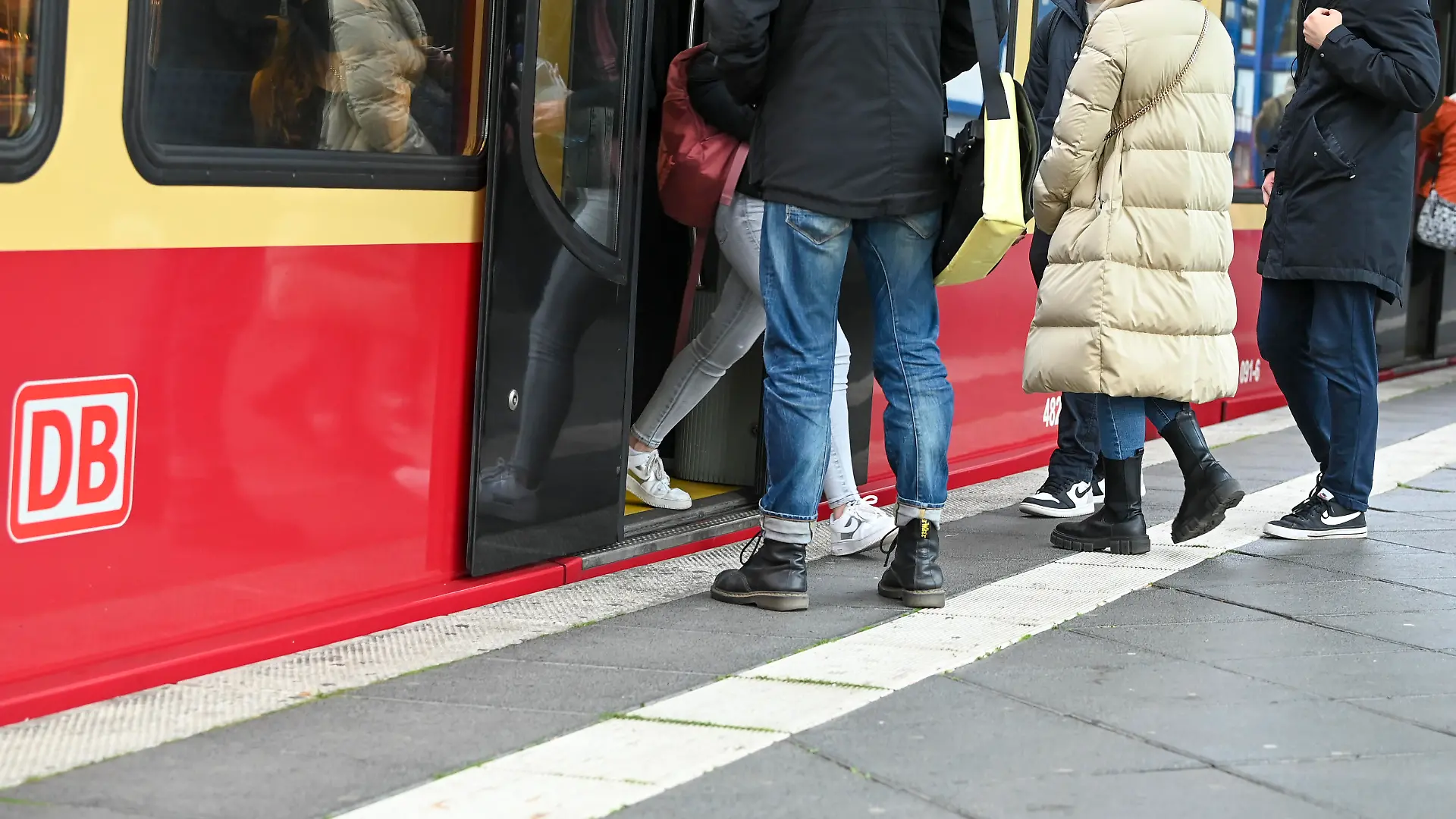 Fahrgäste steigen auf dem Bahnhof Treptow beim Ein- und Aussteigen.