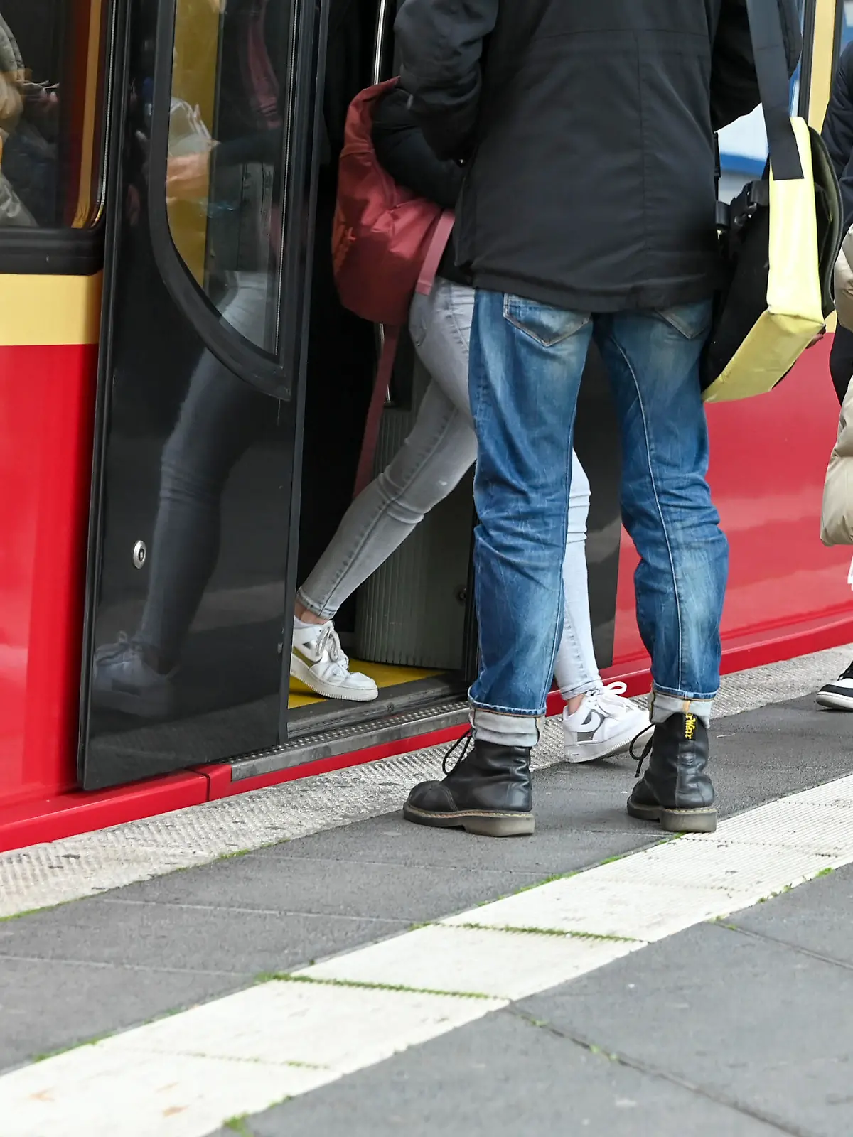 Fahrgäste steigen auf dem Bahnhof Treptow beim Ein- und Aussteigen.