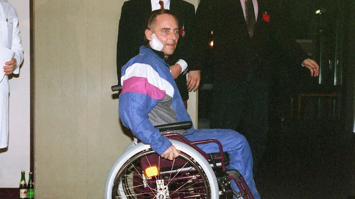 Knapp sechs Wochen nach dem Attentat begibt sich Wolfgang Schäuble in seinem Rollstuhl am 22.11.1990 in der Rehabilitationsklinik Langensteinbach bei Karlsruhe zu seiner ersten Pressekonferenz. Am 12.10.1990 wurde Innenminister Wolfgang Schäuble bei einer CDU-Wahlkampfveranstaltung in seinem Wahlkreis in Oppenau/Mittelbaden von dem 37jährigen Attentäter Dieter Kaufmann durch zwei Schüsse aus einem Revolver Kaliber 38 schwer verletzt. Eine Kugel drang in die rechte Gesichtshälfte ein, die zweite verletzte die Brustwirbelsäule. Schäubles Leibwächter, der 28jährige Bundesgrenzschutzbeamte Klaus-Dieter Michalsky, erlitt einen Streifschuß am Bauch. Seit dem Attentat ist Innenminister Schäuble auf den Rollstuhl angewiesen. [dpabilderarchiv]