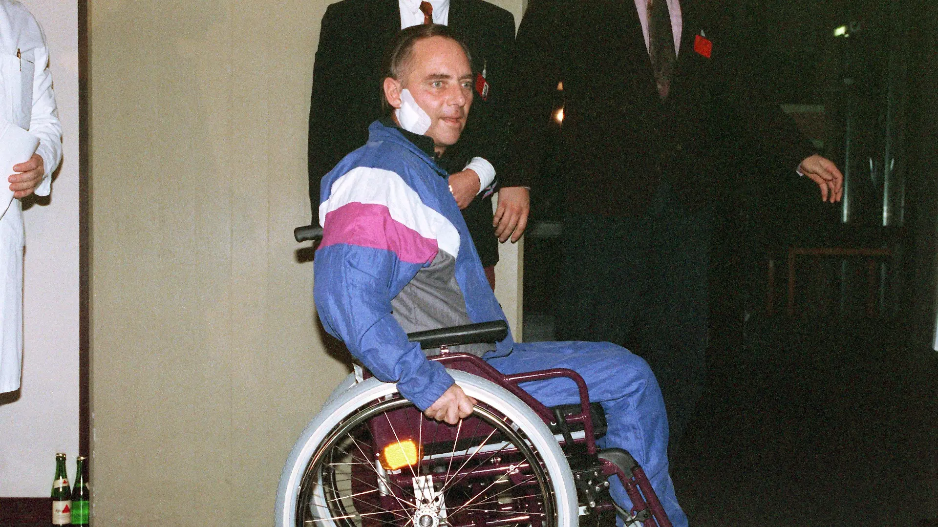 Knapp sechs Wochen nach dem Attentat begibt sich Wolfgang Schäuble in seinem Rollstuhl am 22.11.1990 in der Rehabilitationsklinik Langensteinbach bei Karlsruhe zu seiner ersten Pressekonferenz. Am 12.10.1990 wurde Innenminister Wolfgang Schäuble bei einer CDU-Wahlkampfveranstaltung in seinem Wahlkreis in Oppenau/Mittelbaden von dem 37jährigen Attentäter Dieter Kaufmann durch zwei Schüsse aus einem Revolver Kaliber 38 schwer verletzt. Eine Kugel drang in die rechte Gesichtshälfte ein, die zweite verletzte die Brustwirbelsäule. Schäubles Leibwächter, der 28jährige Bundesgrenzschutzbeamte Klaus-Dieter Michalsky, erlitt einen Streifschuß am Bauch. Seit dem Attentat ist Innenminister Schäuble auf den Rollstuhl angewiesen. [dpabilderarchiv]