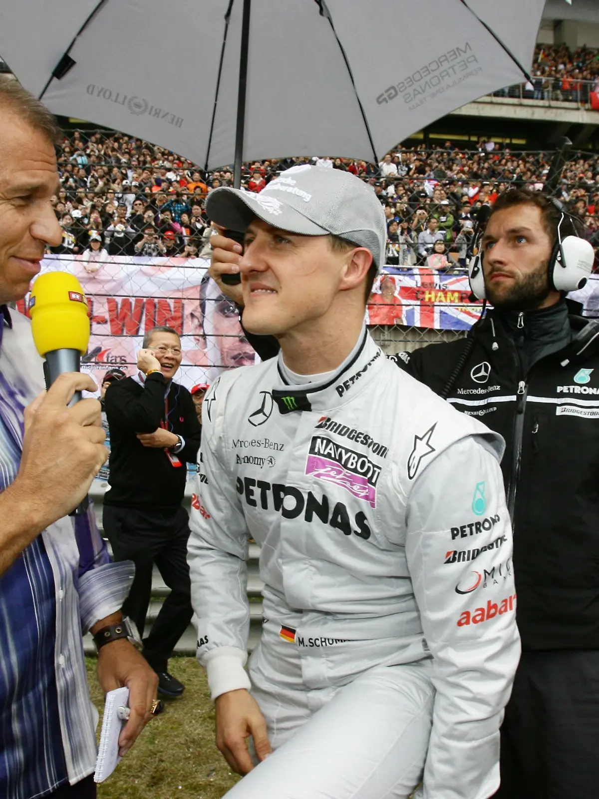 RTL-Boxenreporter Kai Ebel (li.) im Gespräch mit Formel 1-Pilot Michael Schumacher (Foto 2010).