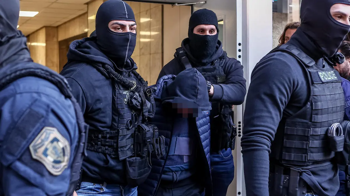 Griechenland - Piräus, Ein 18-jähriger Hooligan, dem vorgeworfen wird an den Ausschreitungen am Rande eines Volleyball Spiels zwischen Olympiakos Piräus und Panathinaikos Athen beteiligt gewesen zu sein, bei dem ein Polizist durch eine Leuchtkugel lebensgefährlich verletzt wurde, wird am Montag, 11. Dezember 2023 in Piräus mit starkem Polizeiaufgebot und großem Medieninteresse dem Staatsanwalt vorgeführt. Volleyball Hooligan vor Staatsanwalt *** Greece Piraeus, An 18-year-old hooligan accused of being involved in the riots on the sidelines of a volleyball match between Olympiakos Piraeus and Panathinaikos Athens, in which a police officer was critically injured by a flare, will be brought before the public prosecutor in Piraeus on Monday, December 11, 2023 with heavy police presence and great media interest Volleyball hooligan before public prosecutor PUBLICATIONxNOTxINxGRE ANE6054658