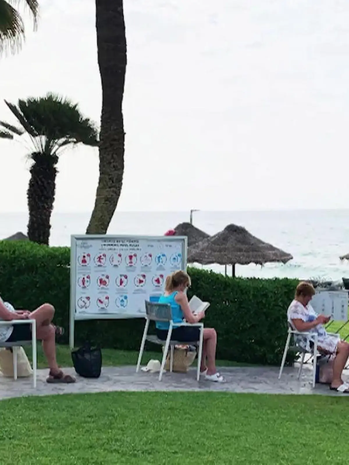 Aufnahmen in einem Hotel an der Costa Del Sol in Spanien lassen den ein oder anderen bestimmt schmunzeln. Denn bereits Stunden, bevor der Pool überhaupt öffnet, stehen hier die Urlauber Schlange. Um sich das Warten etwas angenehmer zu gestalten, setzen sich die Briten einfach mit ihren Stühlen in die Schlange. Die skurrilen Aufnahmen sehen Sie im Video.