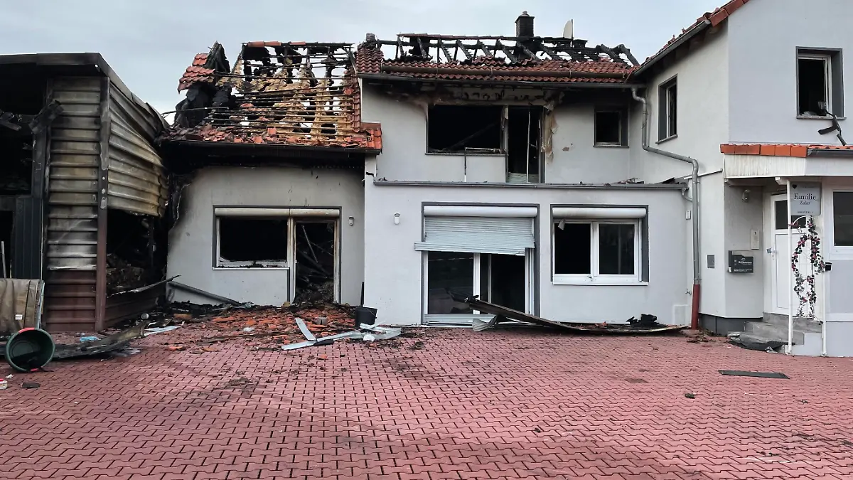 Ein Wohnhaus mit abgebranntem Dachstuhl.