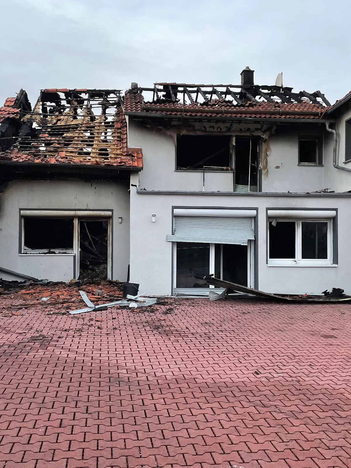 Ein Wohnhaus mit abgebranntem Dachstuhl.