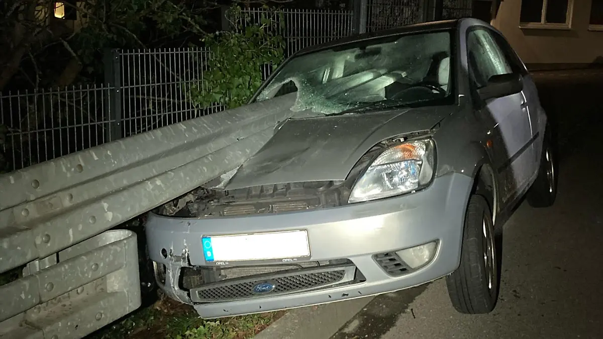 HANDOUT - 27.12.2023, Nordrhein-Westfalen, Waldbröl: Ein von einer Leitplanke durchbohrtes Auto steht nach dem Unfall am Straßenrand. Bei einem Verkehrsunfall in Waldbröl hat eine Leitplanke ein Auto durchbohrt. Bei dem Unfall am frühen Freitagmorgen sei offenbar niemand ernsthaft verletzt worden, teilte die Kreispolizei Oberberg mit.(zu dpa: «Leitplanke durchbohrt Auto») Foto: Polizei/dpa - ACHTUNG: Nur zur redaktionellen Verwendung im Zusammenhang mit der aktuellen Berichterstattung über den genannten Unfall und nur mit vollständiger Nennung des vorstehenden Credits +++ dpa-Bildfunk +++