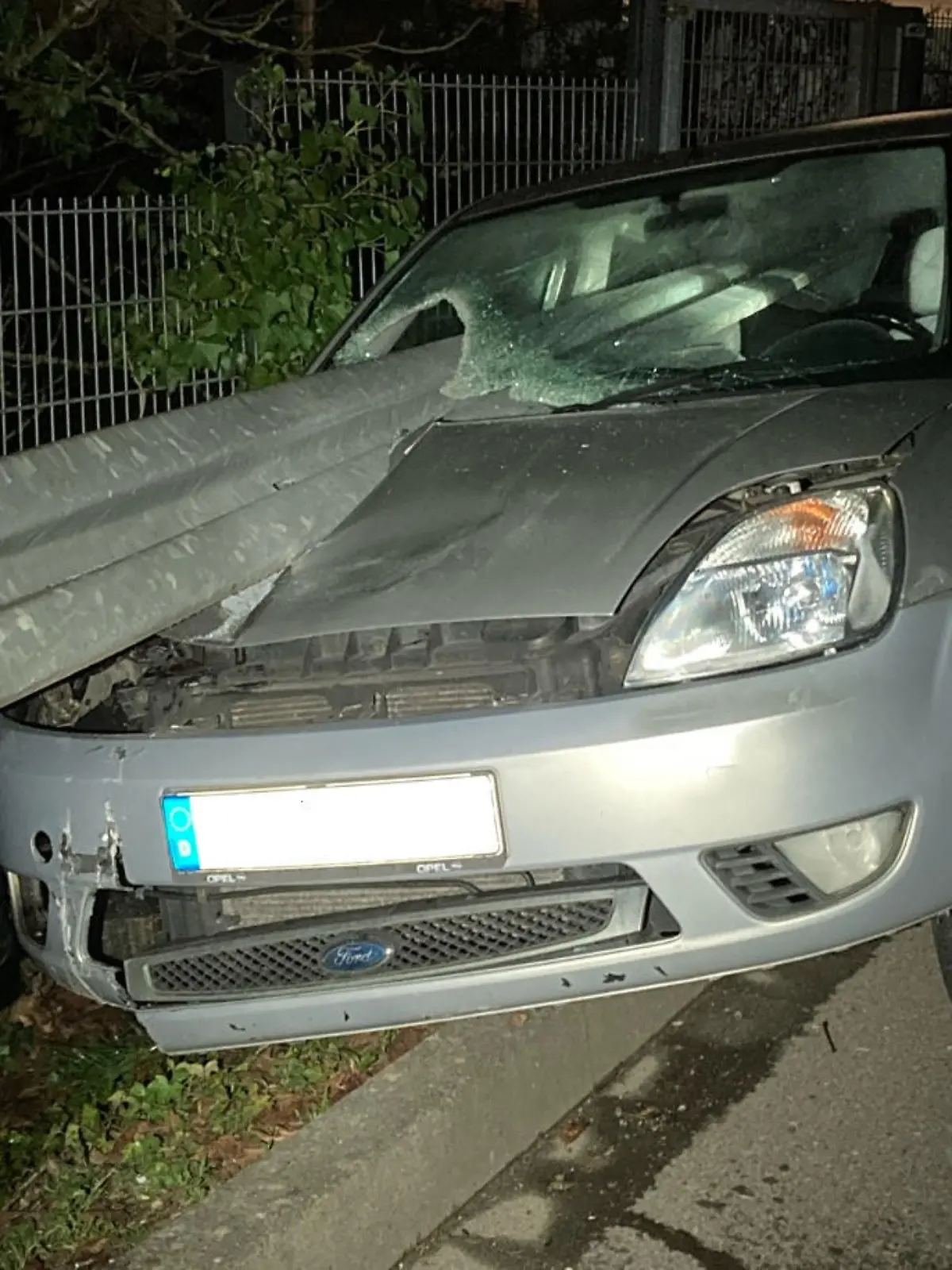 HANDOUT - 27.12.2023, Nordrhein-Westfalen, Waldbröl: Ein von einer Leitplanke durchbohrtes Auto steht nach dem Unfall am Straßenrand. Bei einem Verkehrsunfall in Waldbröl hat eine Leitplanke ein Auto durchbohrt. Bei dem Unfall am frühen Freitagmorgen sei offenbar niemand ernsthaft verletzt worden, teilte die Kreispolizei Oberberg mit.(zu dpa: «Leitplanke durchbohrt Auto») Foto: Polizei/dpa - ACHTUNG: Nur zur redaktionellen Verwendung im Zusammenhang mit der aktuellen Berichterstattung über den genannten Unfall und nur mit vollständiger Nennung des vorstehenden Credits +++ dpa-Bildfunk +++