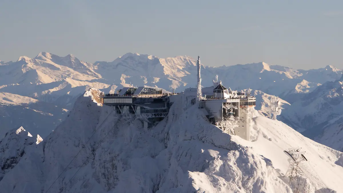 17.12.2023, Bayern, Garmisch-Partenkirchen: Ein Blick auf die Bergstation der Seilbahn auf der Zugspitze (Luftaufnahme aus Flugzeug). Foto: Vasco Garcia/dpa +++ dpa-Bildfunk +++