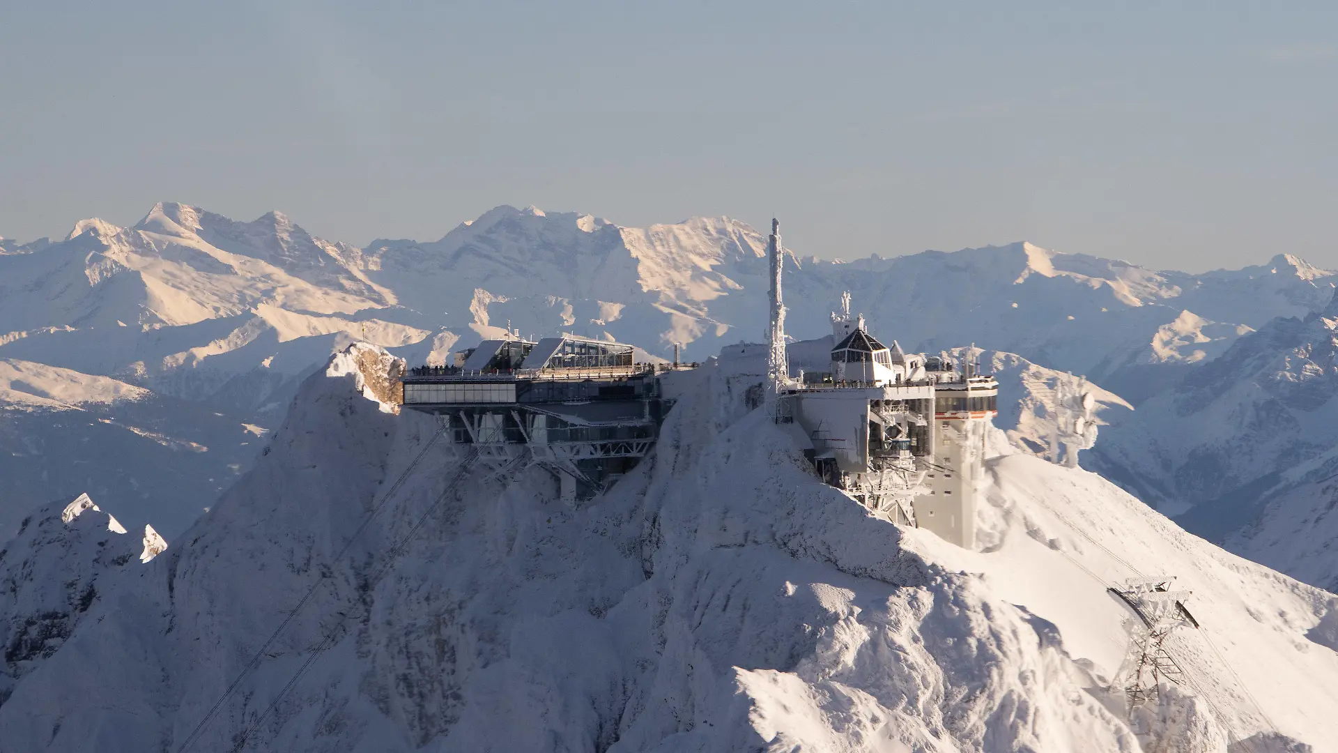17.12.2023, Bayern, Garmisch-Partenkirchen: Ein Blick auf die Bergstation der Seilbahn auf der Zugspitze (Luftaufnahme aus Flugzeug). Foto: Vasco Garcia/dpa +++ dpa-Bildfunk +++