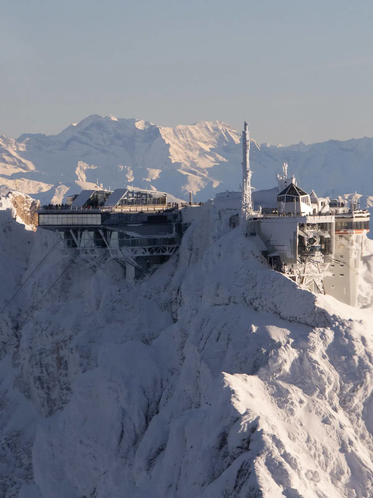 17.12.2023, Bayern, Garmisch-Partenkirchen: Ein Blick auf die Bergstation der Seilbahn auf der Zugspitze (Luftaufnahme aus Flugzeug). Foto: Vasco Garcia/dpa +++ dpa-Bildfunk +++