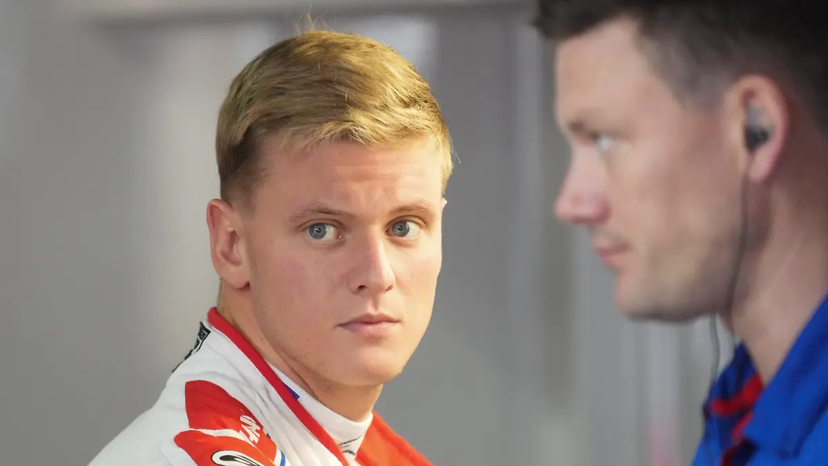 ARCHIV - 08.10.2022, Japan, Suzuka: Motorsport: Formel-1-Weltmeisterschaft, Grand Prix von Japan: Haas-Pilot Mick Schumacher aus Deutschland kommt zum dritten Training des Großen Preises von Japan auf dem Suzuka Circuit in Suzuka, Zentraljapan, an. (zu dpa: «Haas-Besitzer über Schumacher: «Zukunft wird nur von Mick entschieden»») Foto: Eugene Hoshiko/AP/dpa +++ dpa-Bildfunk +++
