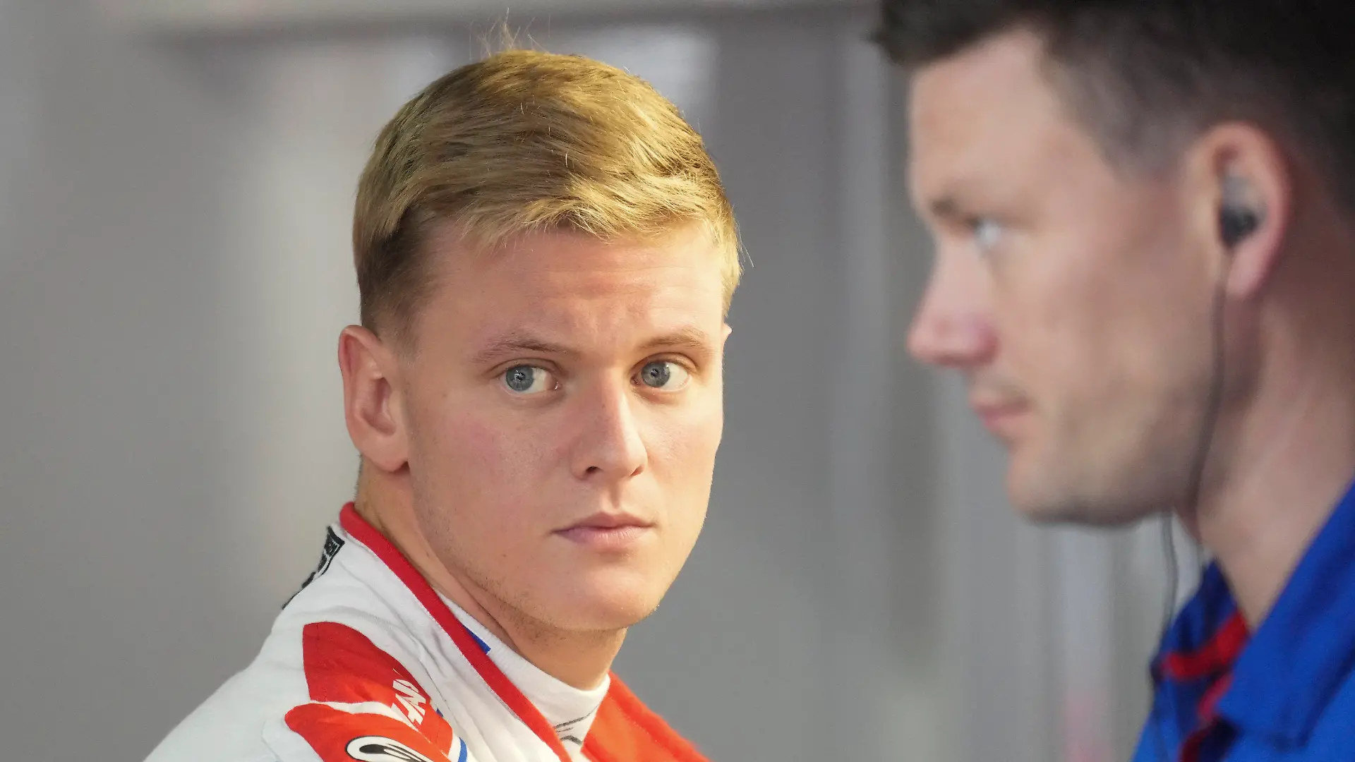 ARCHIV - 08.10.2022, Japan, Suzuka: Motorsport: Formel-1-Weltmeisterschaft, Grand Prix von Japan: Haas-Pilot Mick Schumacher aus Deutschland kommt zum dritten Training des Großen Preises von Japan auf dem Suzuka Circuit in Suzuka, Zentraljapan, an. (zu dpa: «Haas-Besitzer über Schumacher: «Zukunft wird nur von Mick entschieden»») Foto: Eugene Hoshiko/AP/dpa +++ dpa-Bildfunk +++