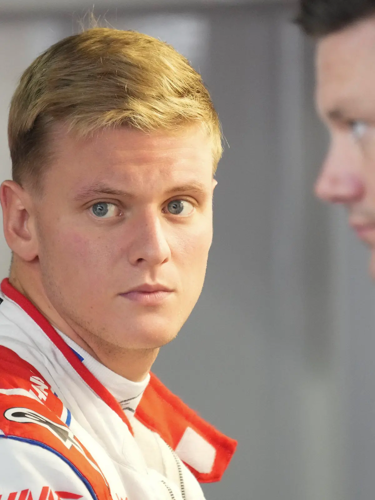 ARCHIV - 08.10.2022, Japan, Suzuka: Motorsport: Formel-1-Weltmeisterschaft, Grand Prix von Japan: Haas-Pilot Mick Schumacher aus Deutschland kommt zum dritten Training des Großen Preises von Japan auf dem Suzuka Circuit in Suzuka, Zentraljapan, an. (zu dpa: «Haas-Besitzer über Schumacher: «Zukunft wird nur von Mick entschieden»») Foto: Eugene Hoshiko/AP/dpa +++ dpa-Bildfunk +++